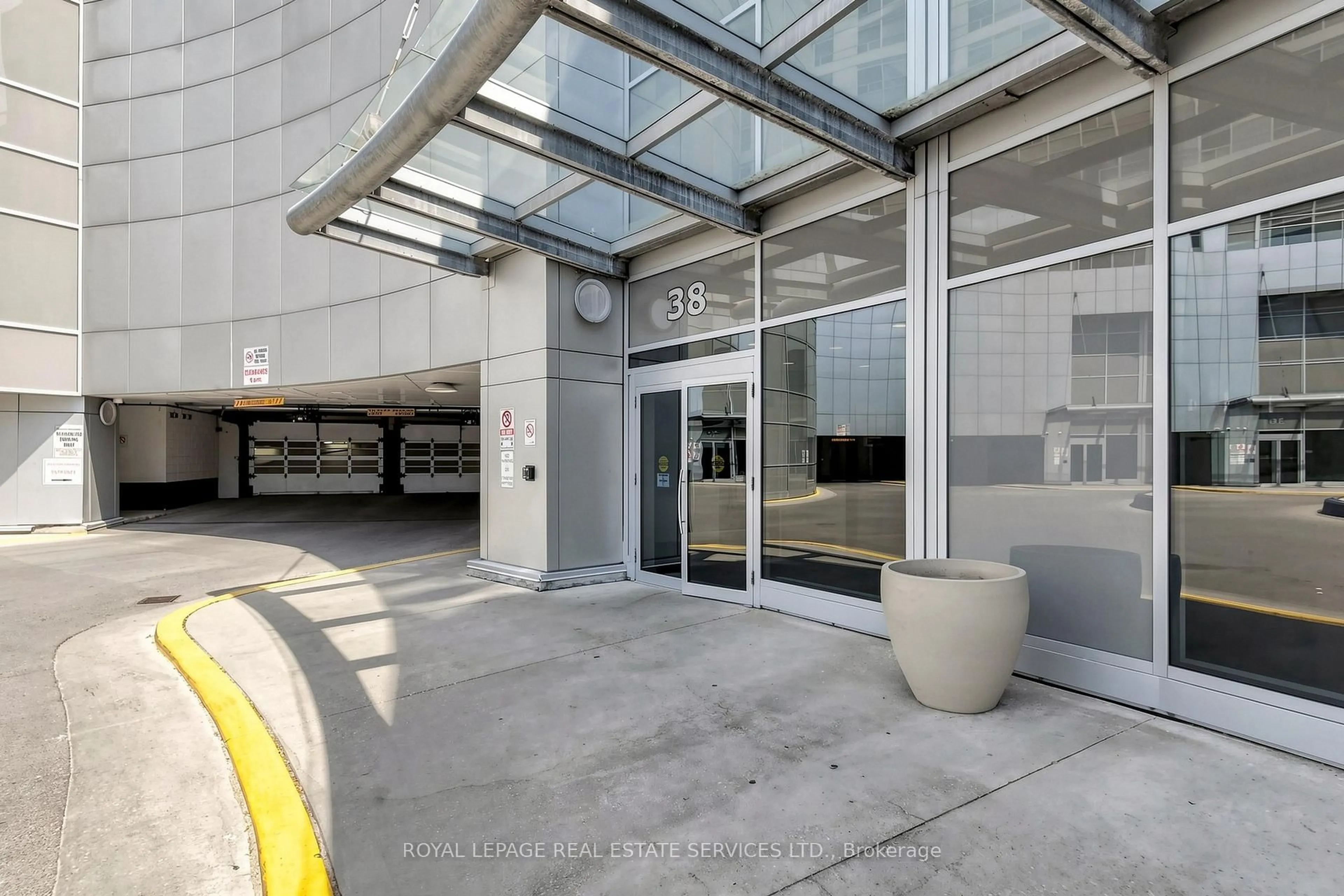 Indoor foyer for 38 Lee Centre Dr #3503, Toronto Ontario M1H 3J7