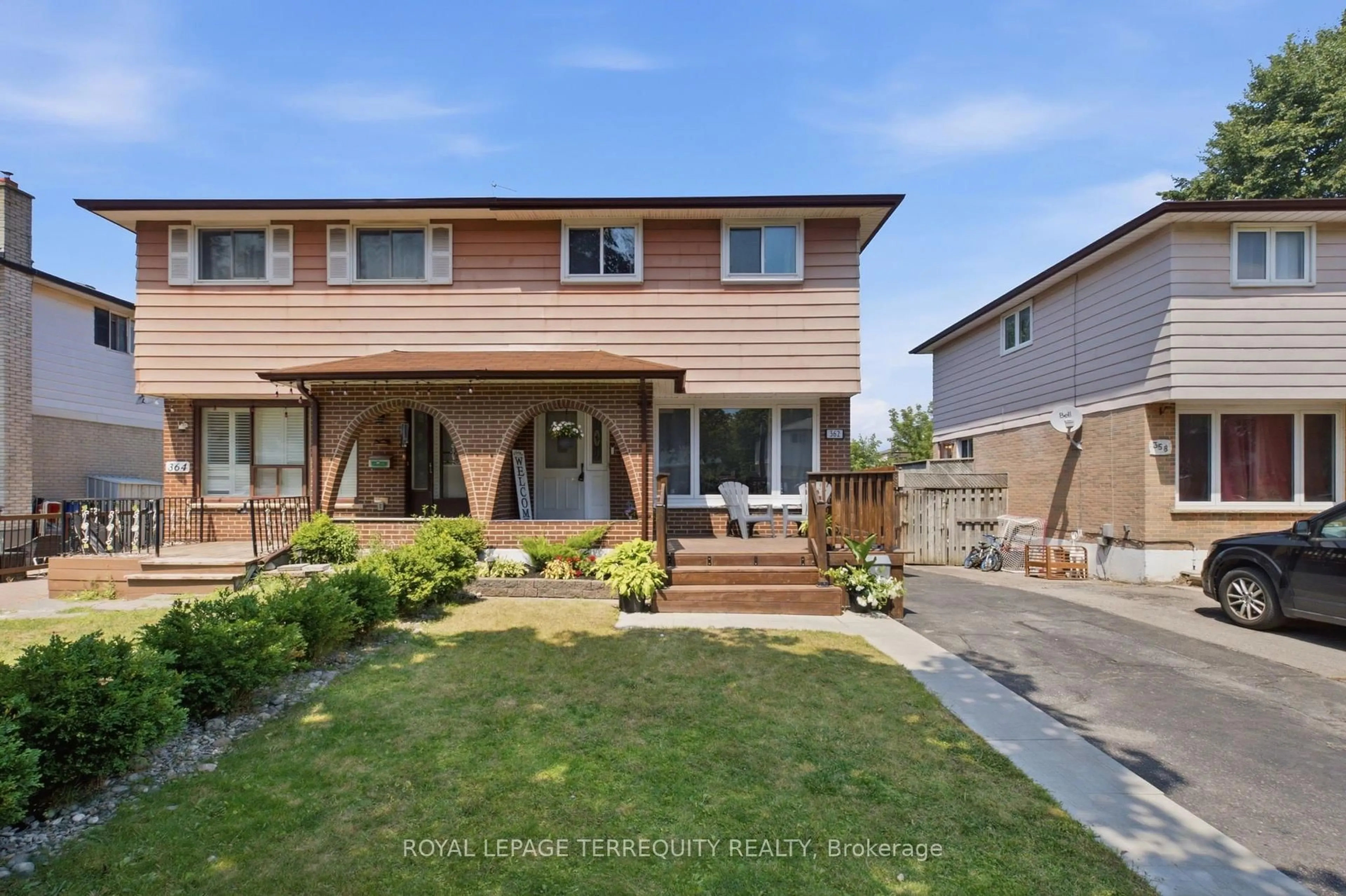 A pic from outside/outdoor area/front of a property/back of a property/a pic from drone, street for 362 Durham Crt, Oshawa Ontario L1J 1W9