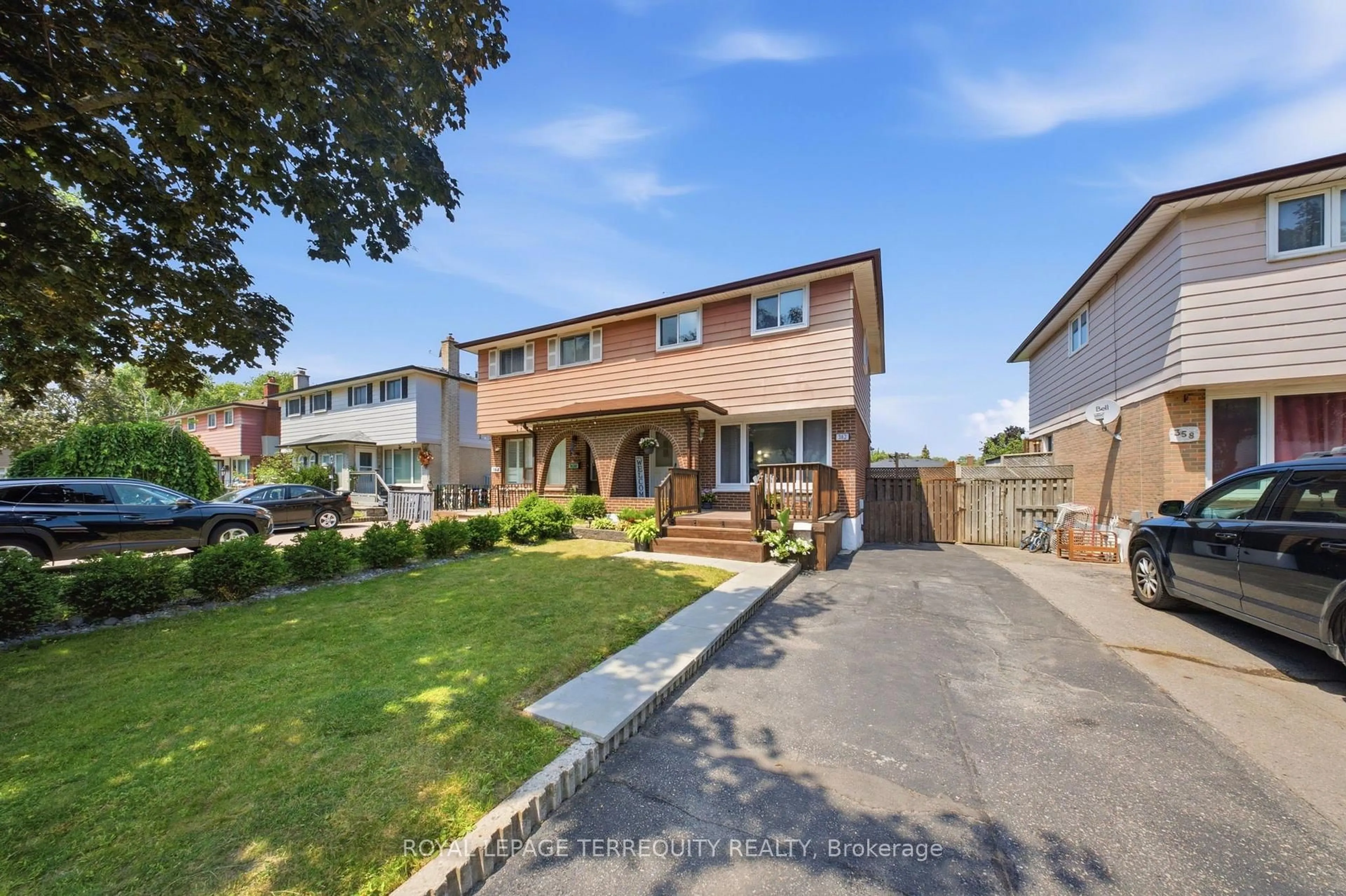 A pic from outside/outdoor area/front of a property/back of a property/a pic from drone, street for 362 Durham Crt, Oshawa Ontario L1J 1W9