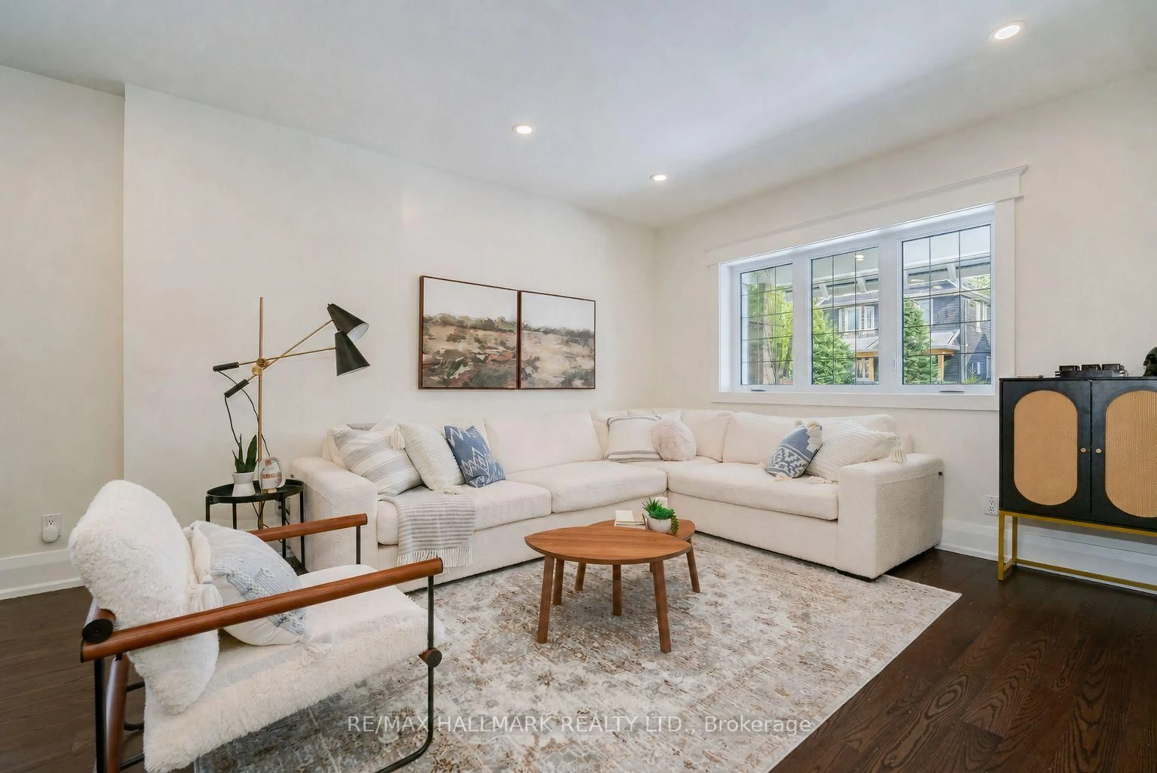 Living room with furniture, unknown for 338 Kenilworth Ave, Toronto Ontario M4L 3S8