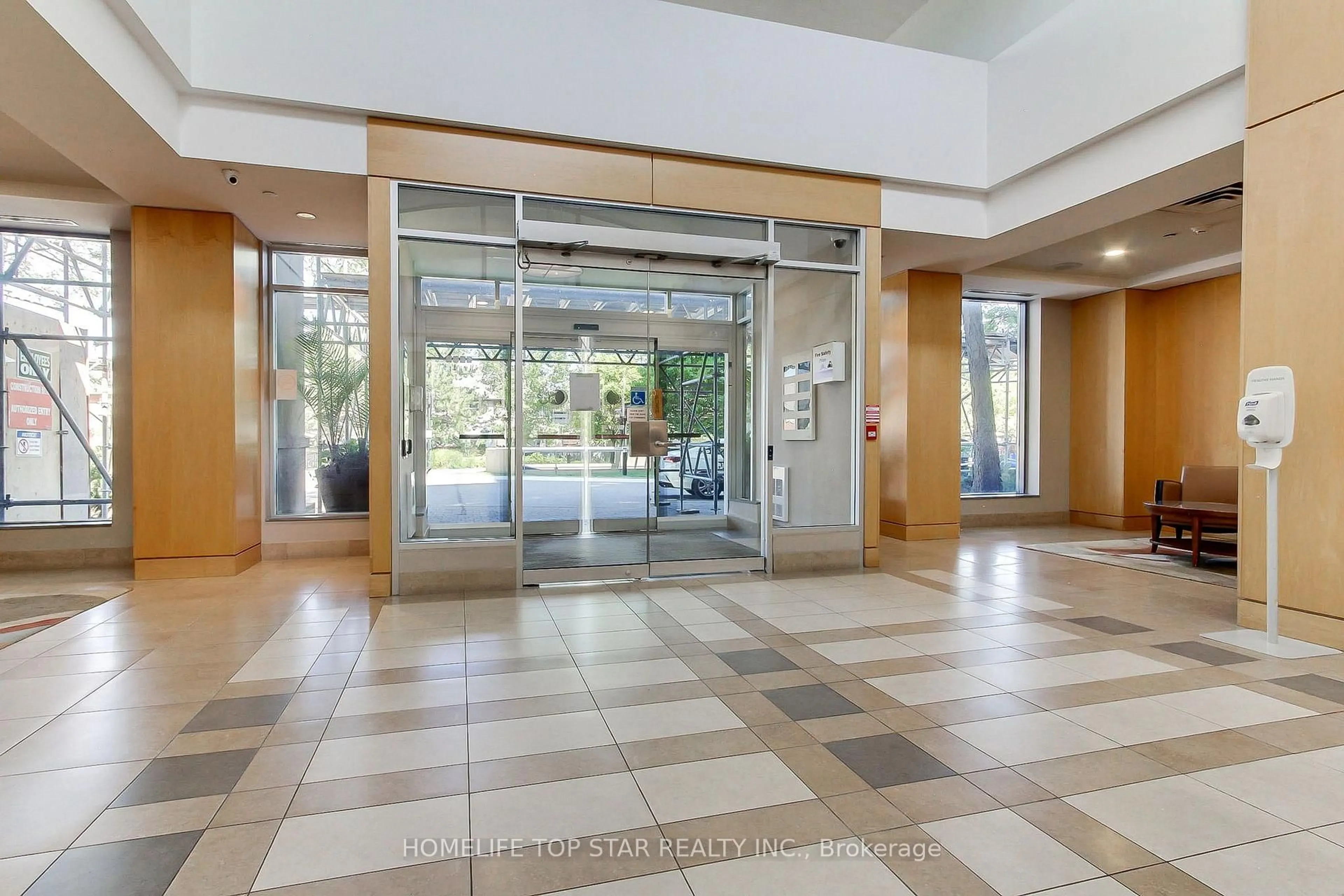 Indoor foyer for 18 Mondeo Dr #1323, Toronto Ontario M1P 5C8
