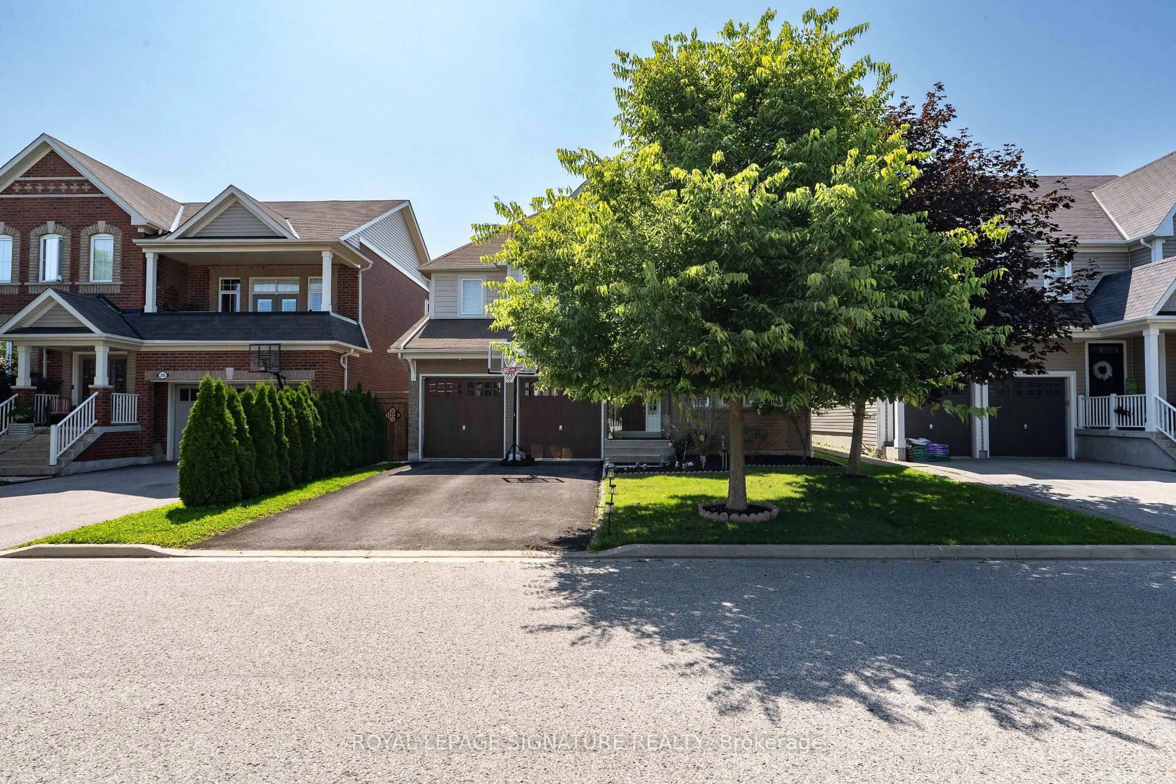A pic from outside/outdoor area/front of a property/back of a property/a pic from drone, street for 22 Northcastle Cres, Whitby Ontario L1M 0H8