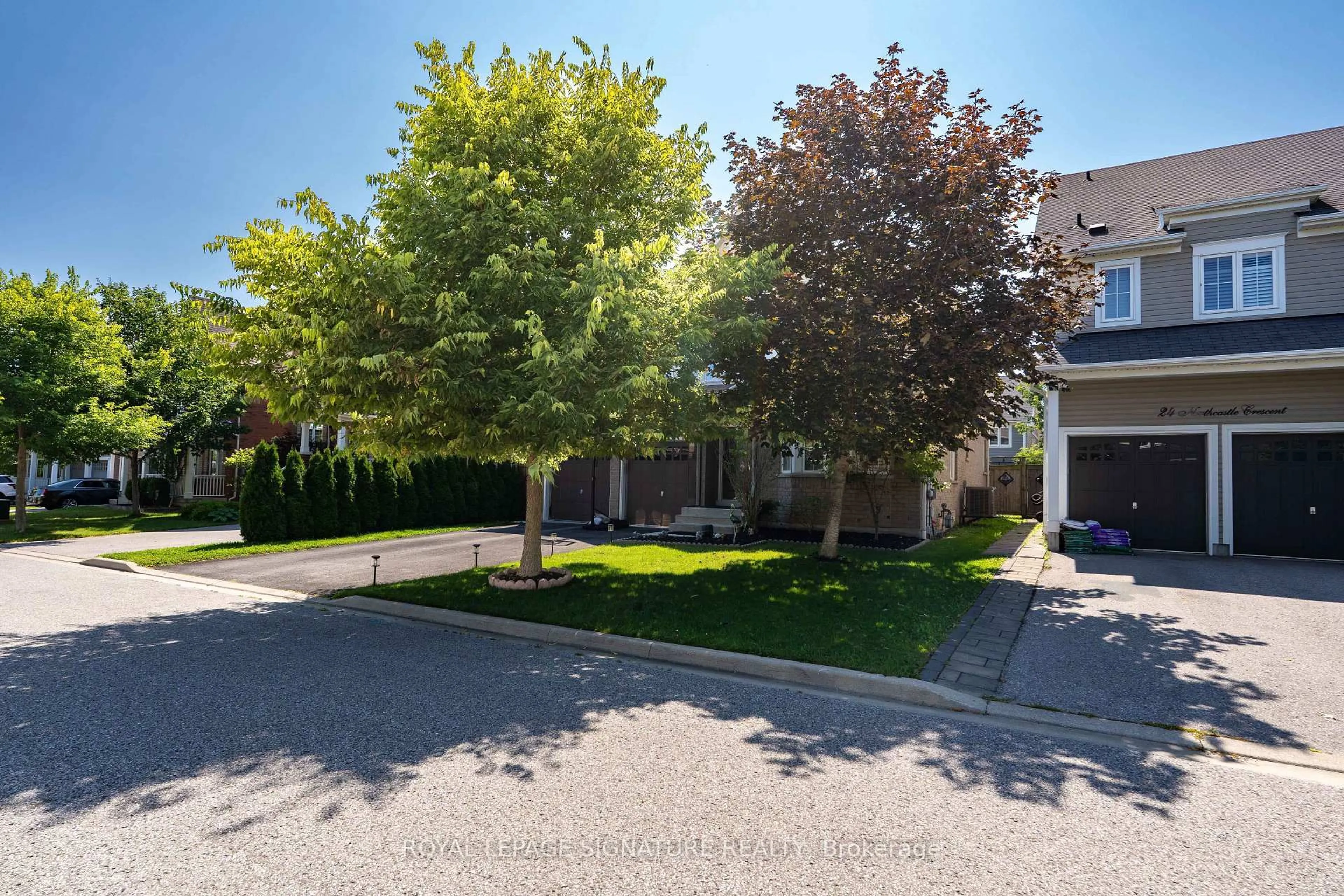 A pic from outside/outdoor area/front of a property/back of a property/a pic from drone, street for 22 Northcastle Cres, Whitby Ontario L1M 0H8