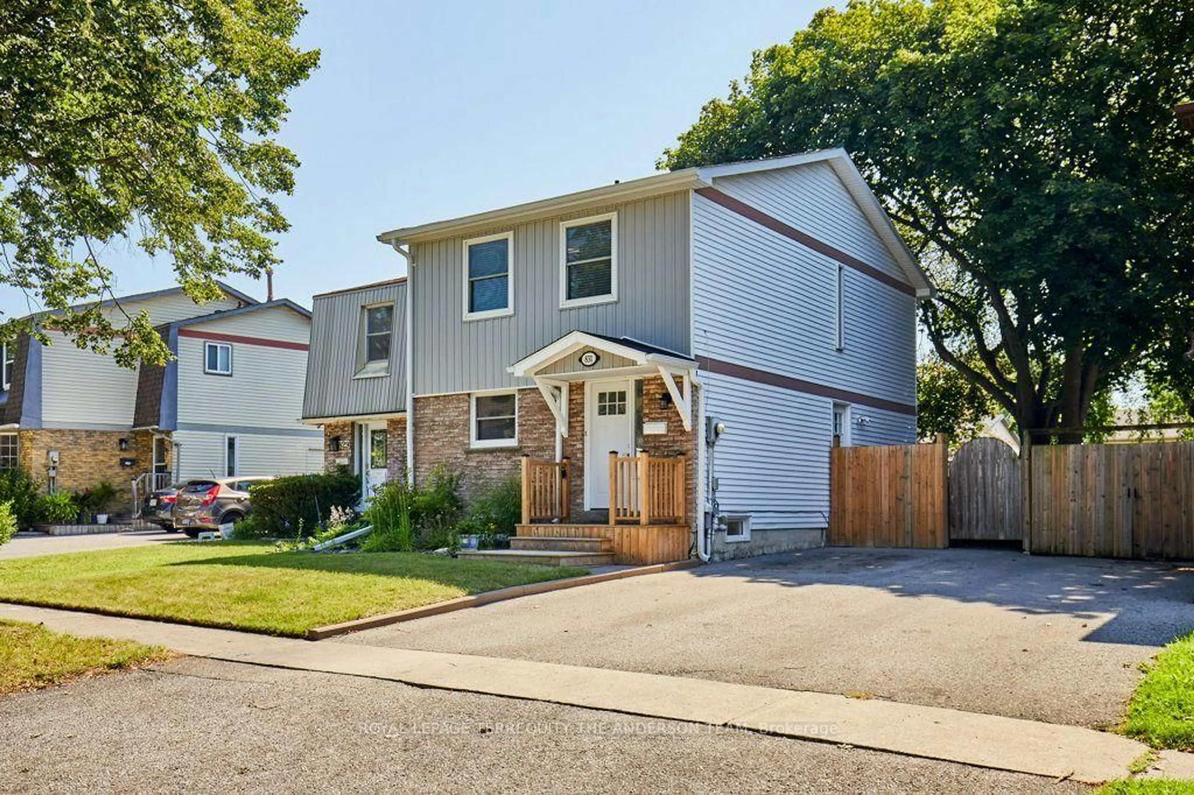 Home with vinyl exterior material, street for 831 Gentry Cres, Oshawa Ontario L1K 1L6