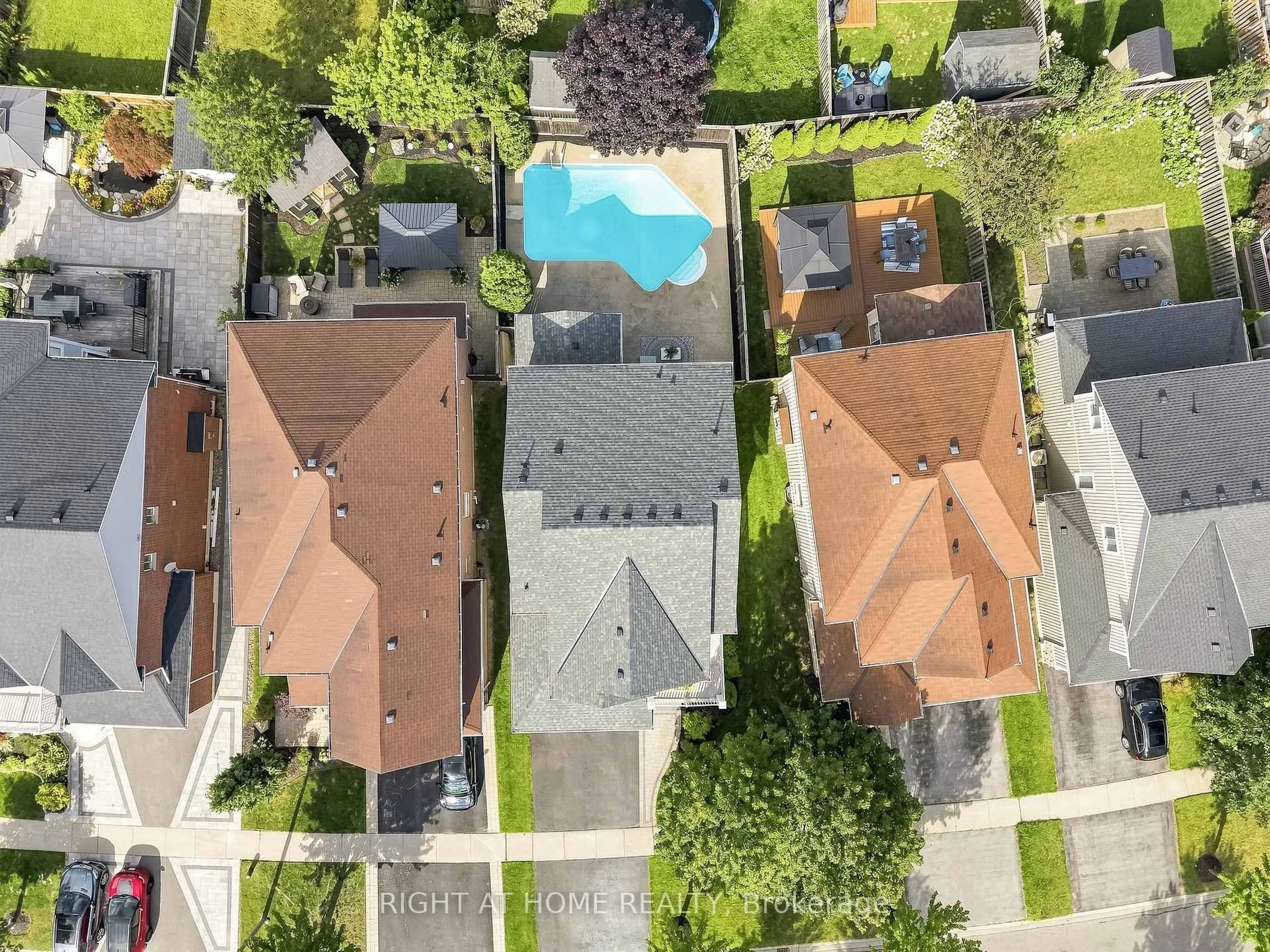 A pic from outside/outdoor area/front of a property/back of a property/a pic from drone, city buildings view from balcony for 179 Cachet Blvd, Whitby Ontario L1M 2L9
