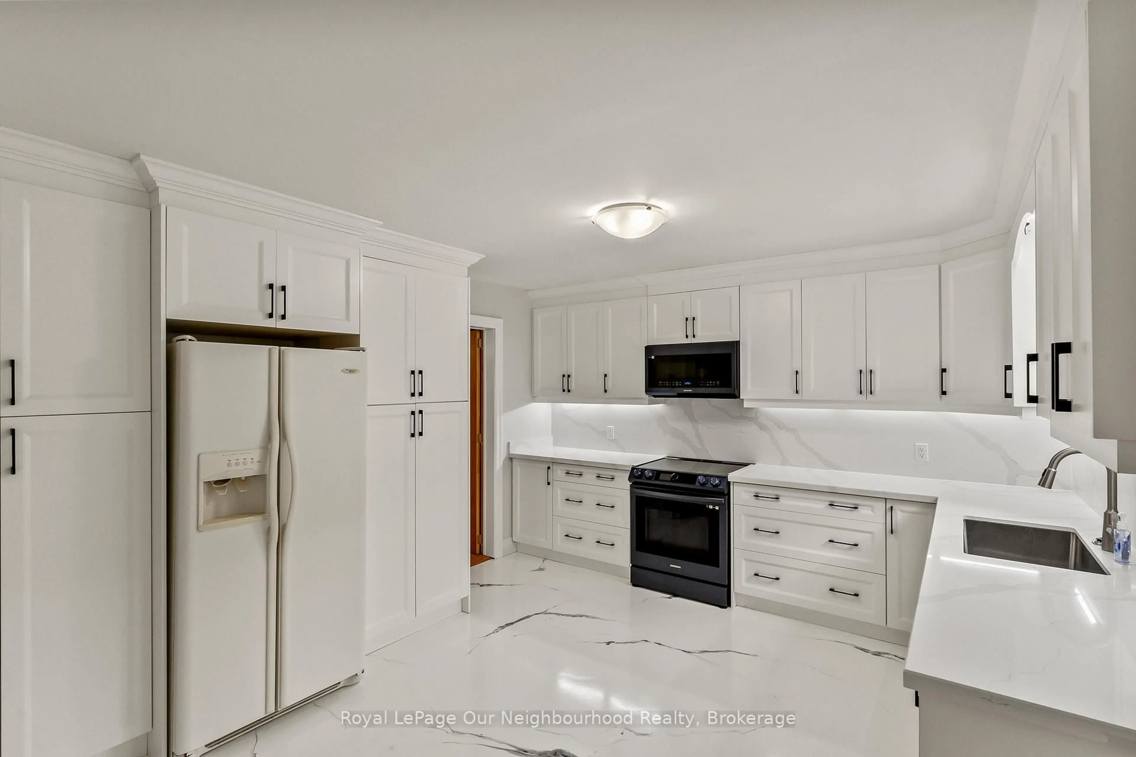Open concept kitchen, ceramic/tile floor for 56 Glenabbey Dr, Clarington Ontario L1E 2B5