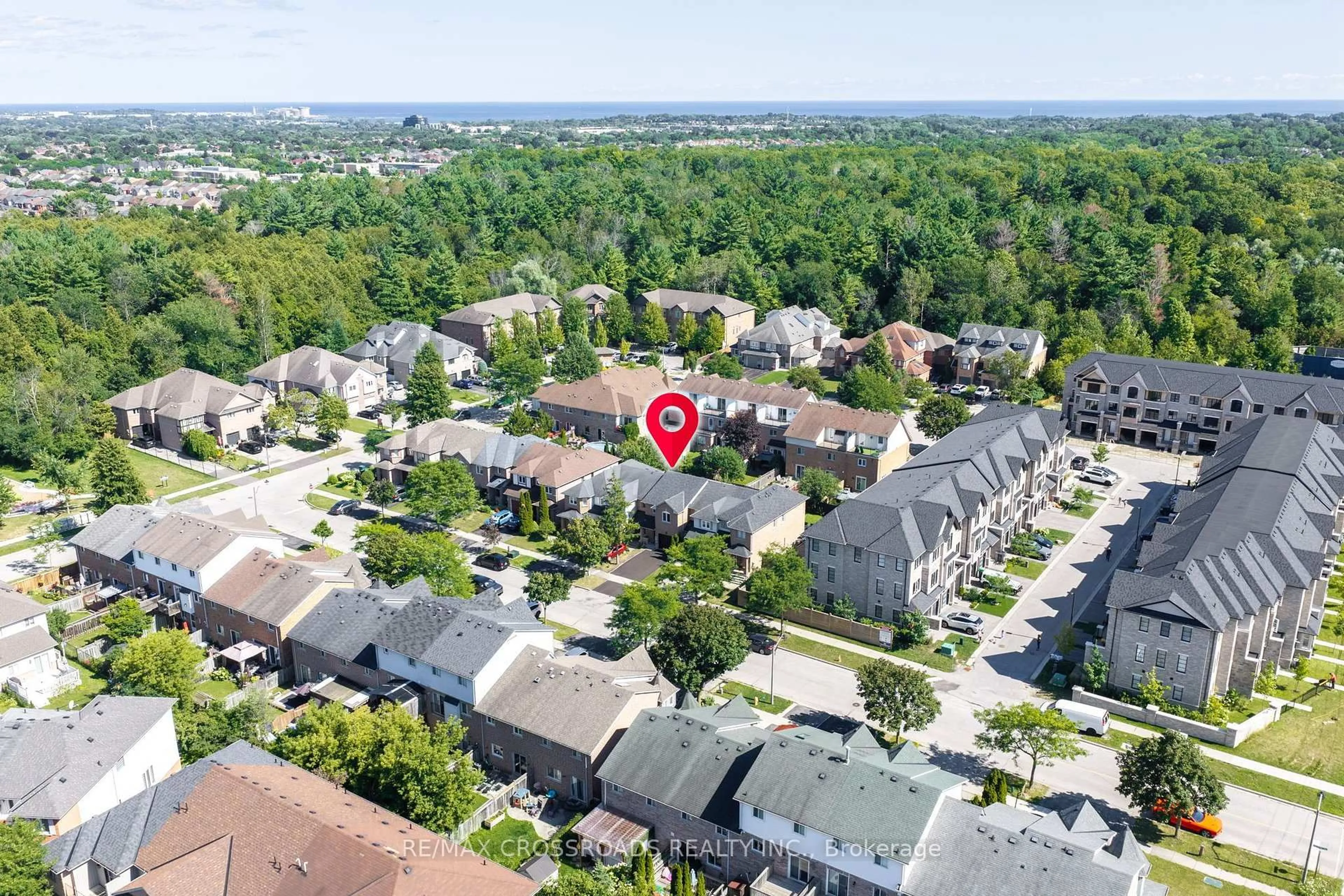 A pic from outside/outdoor area/front of a property/back of a property/a pic from drone, street for 321 Sparrow Circ, Pickering Ontario L1V 6Y3
