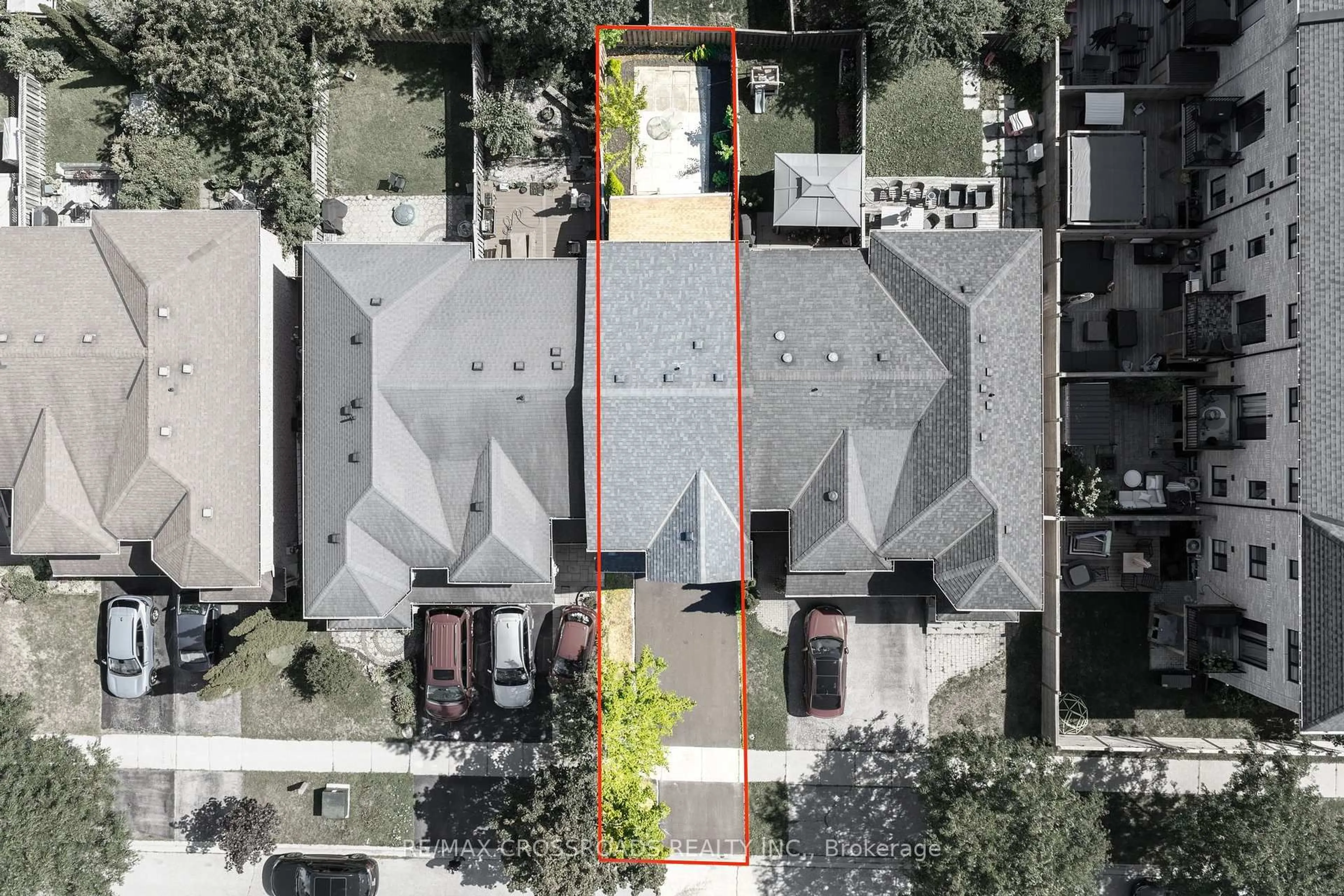 A pic from outside/outdoor area/front of a property/back of a property/a pic from drone, street for 321 Sparrow Circ, Pickering Ontario L1V 6Y3