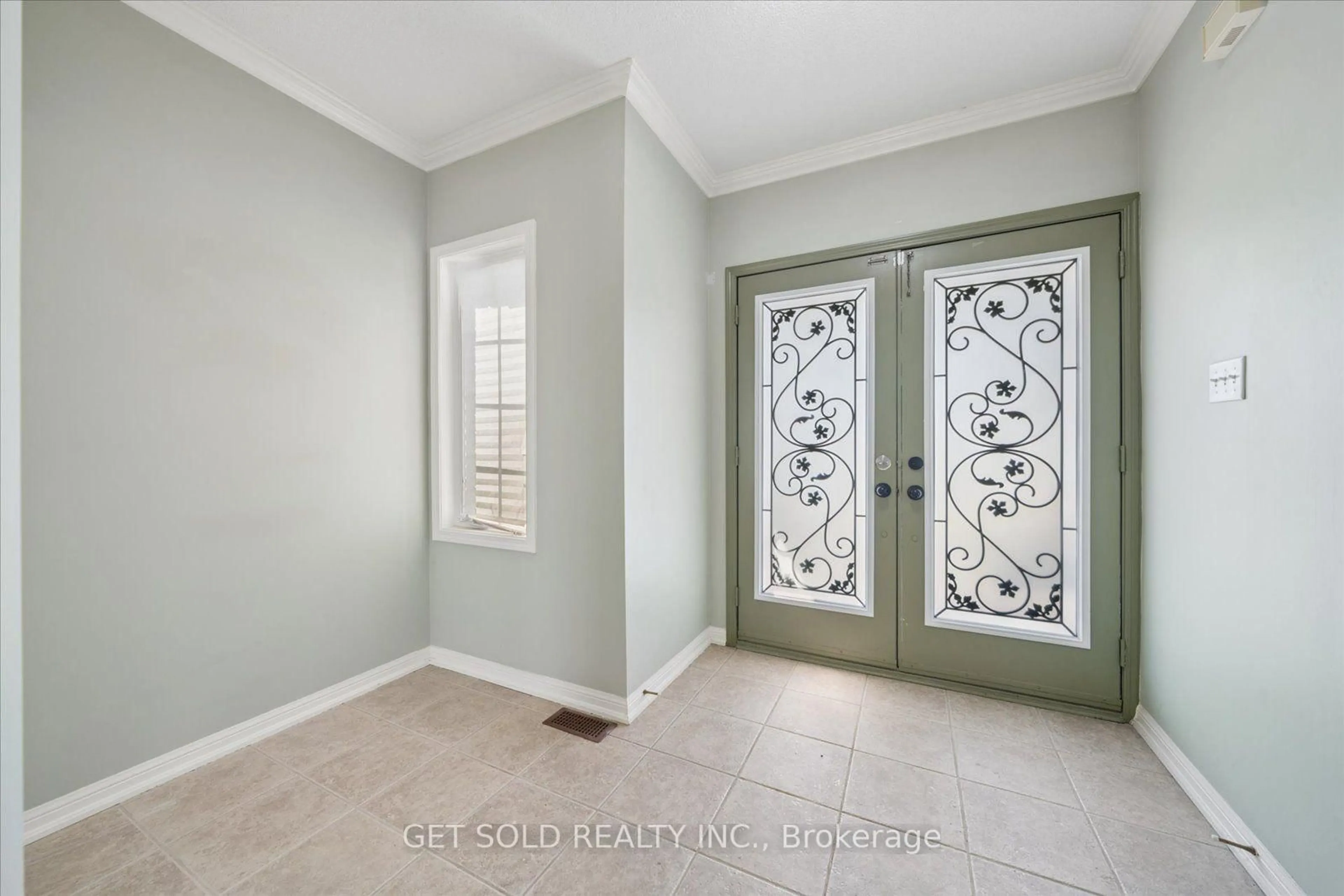 Indoor entryway for 122 Medland Ave, Whitby Ontario L1P 1W7