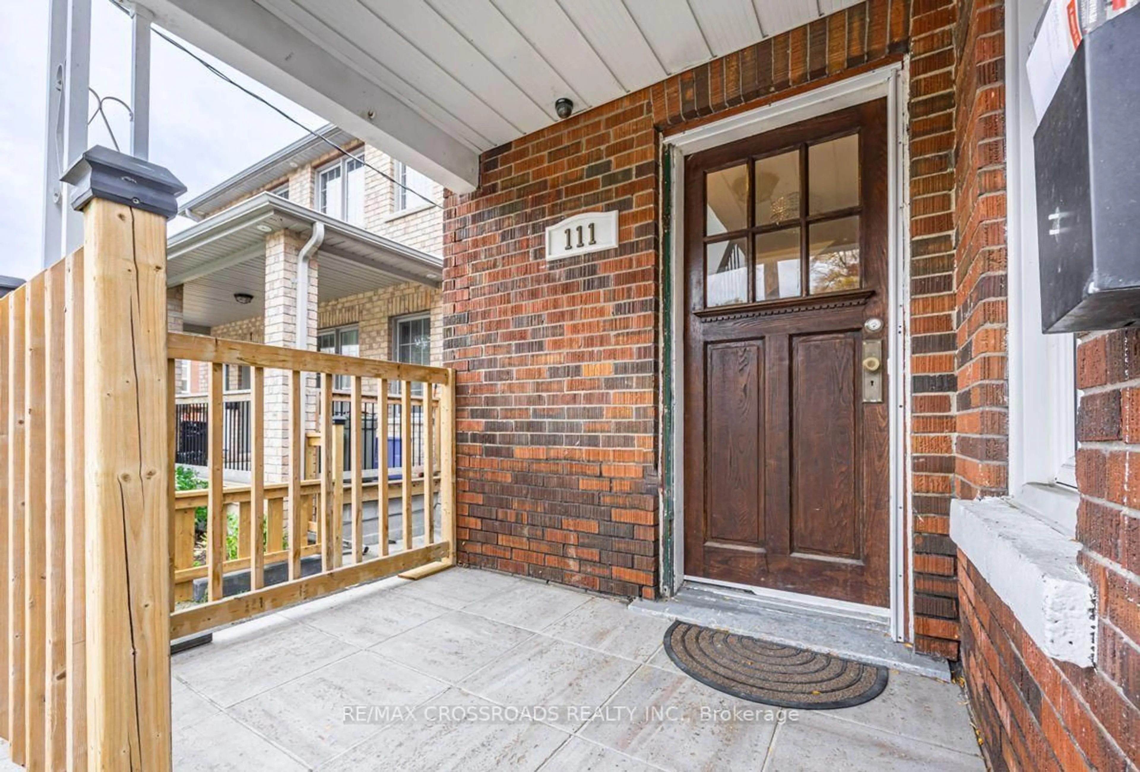 Indoor entryway for 111 Elgin St, Oshawa Ontario L1G 1S5