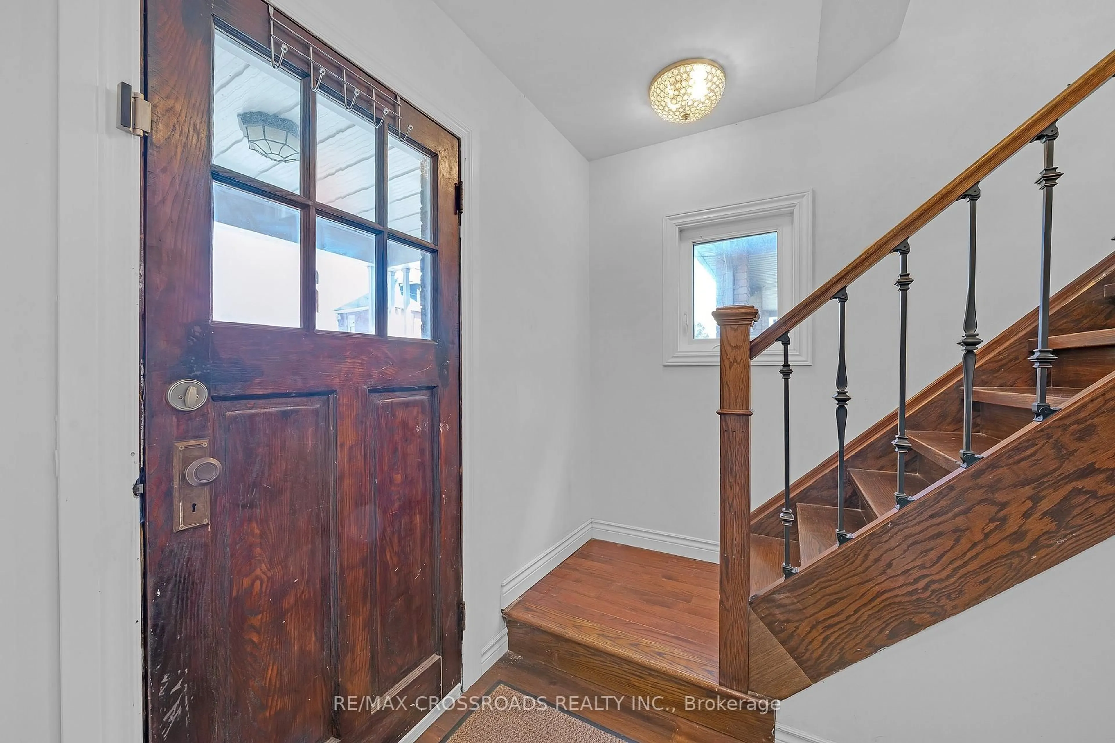 Indoor entryway for 111 Elgin St, Oshawa Ontario L1G 1S5