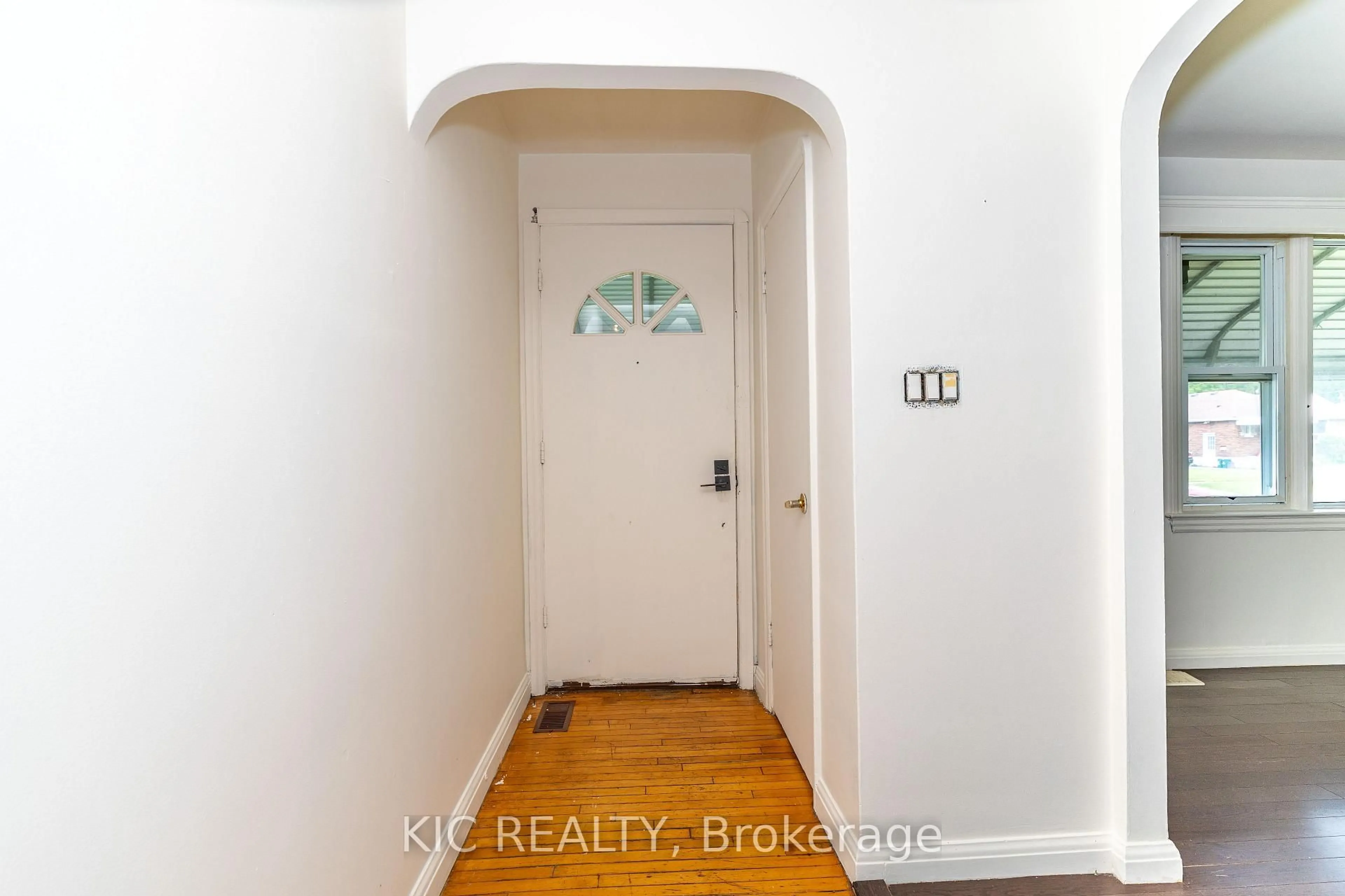 Indoor entryway for 333 CADILLAC Ave, Oshawa Ontario L1H 5Z9