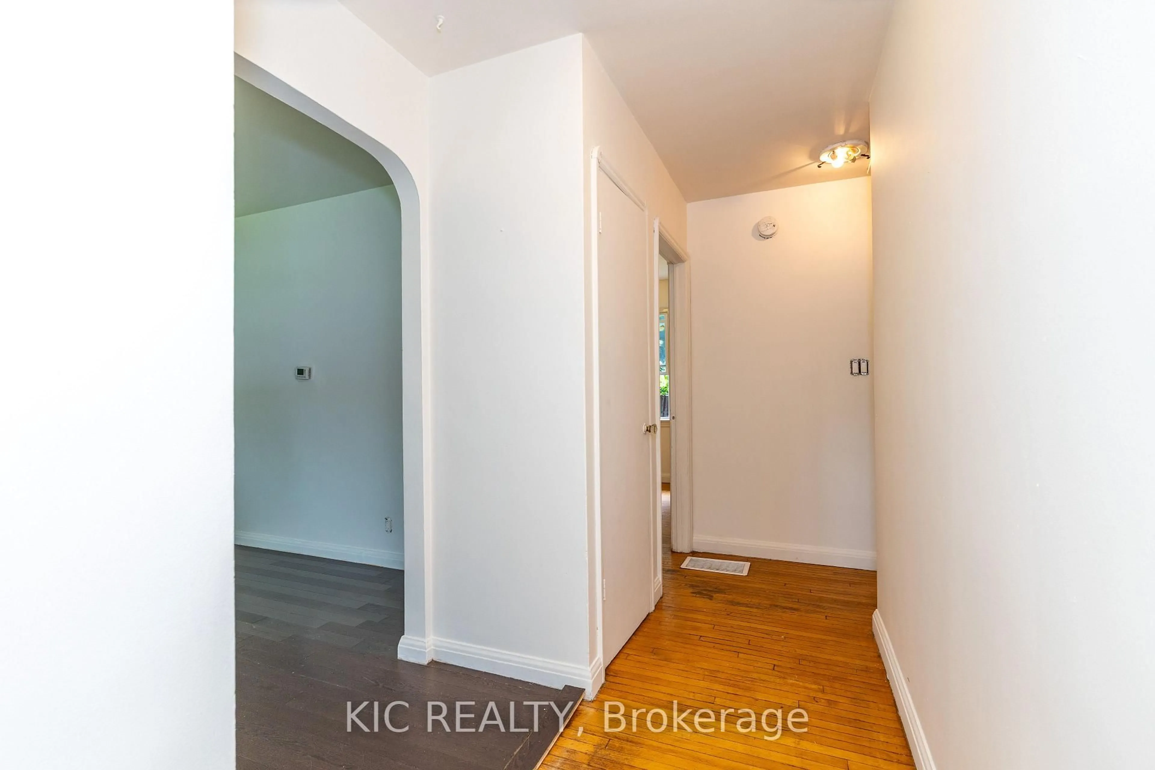 Indoor entryway for 333 CADILLAC Ave, Oshawa Ontario L1H 5Z9