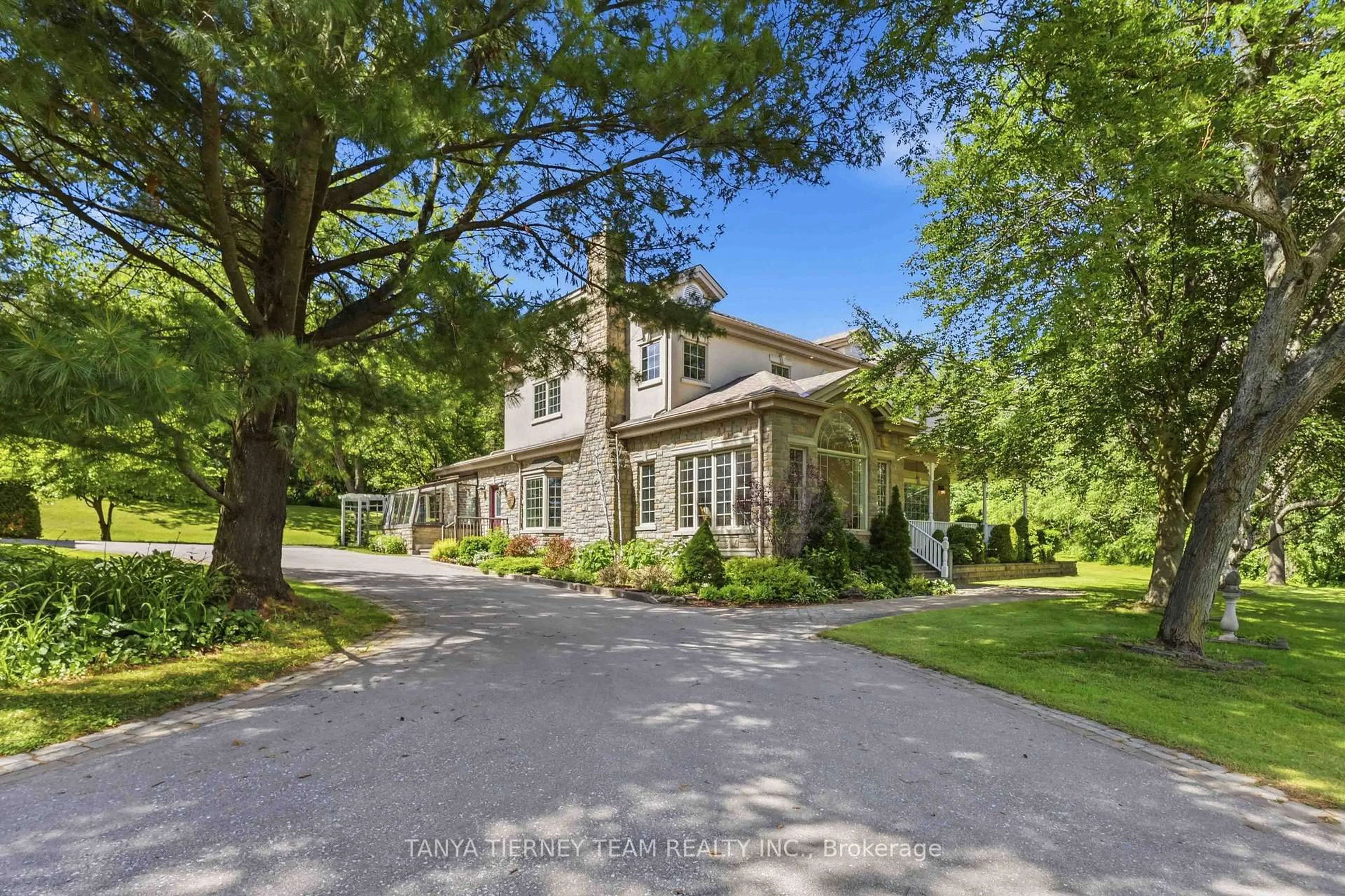 A pic from outside/outdoor area/front of a property/back of a property/a pic from drone, street for 75 Woodbridge Circ, Scugog Ontario L9L 2B3