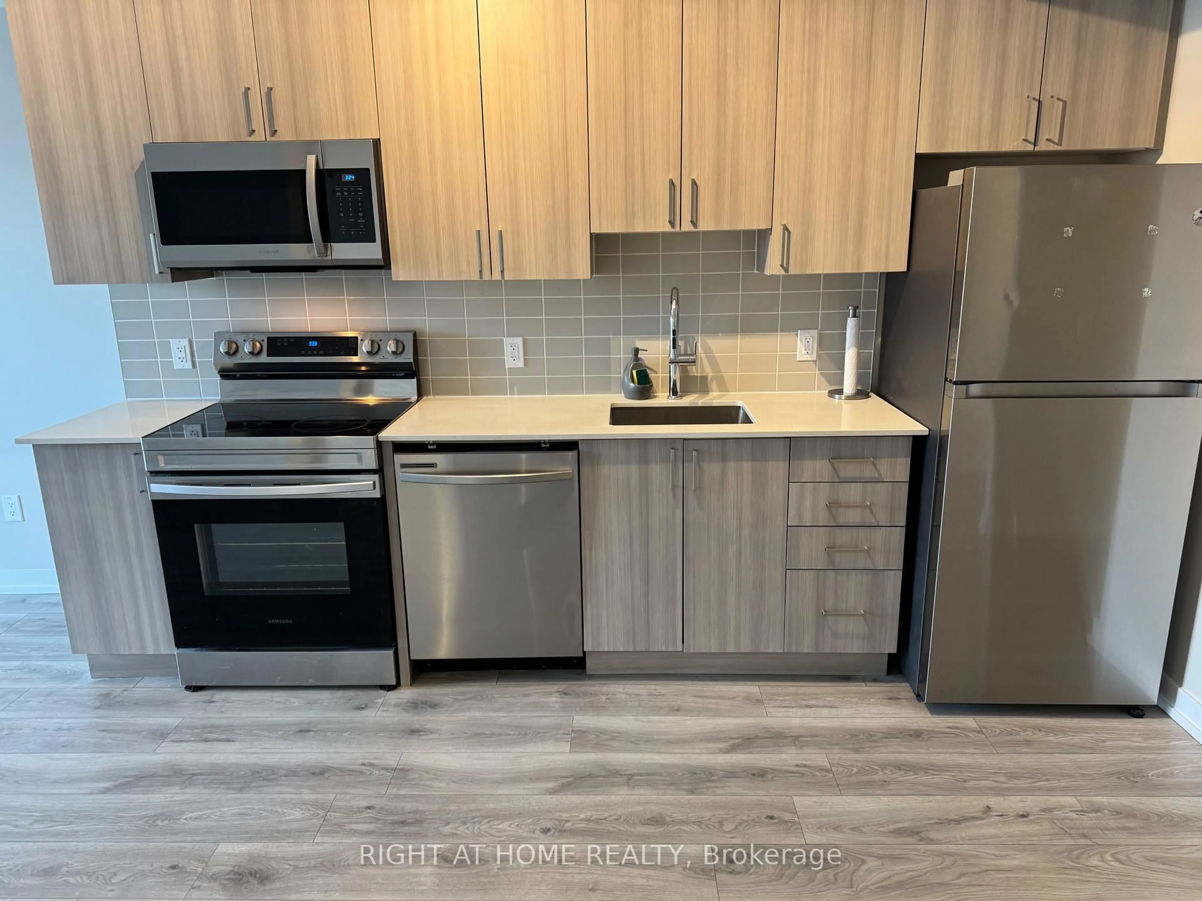 Standard kitchen, wood/laminate floor for 1455 Celebration Dr #602, Pickering Ontario L1W 1L8