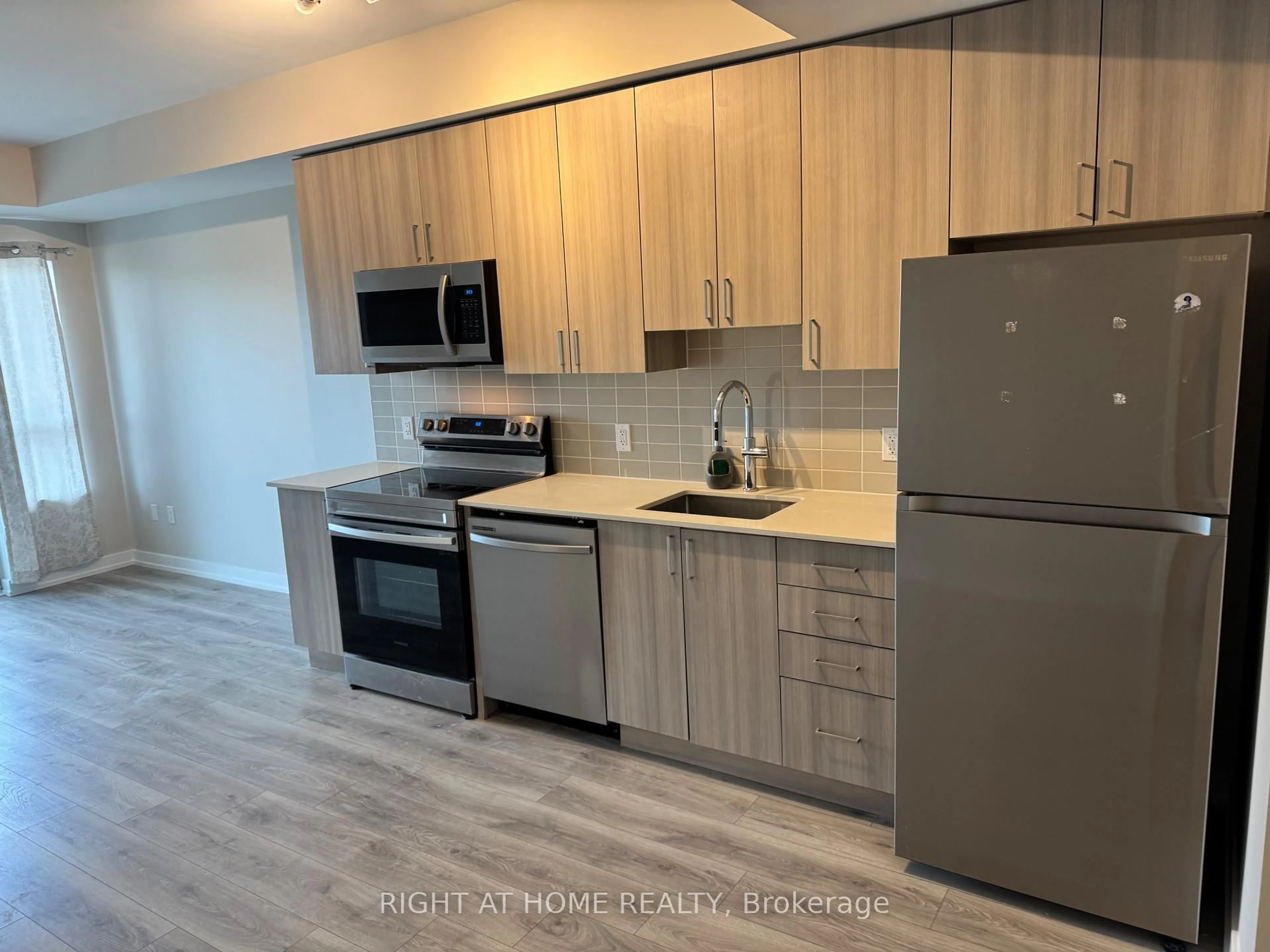 Standard kitchen, wood/laminate floor for 1455 Celebration Dr #602, Pickering Ontario L1W 1L8