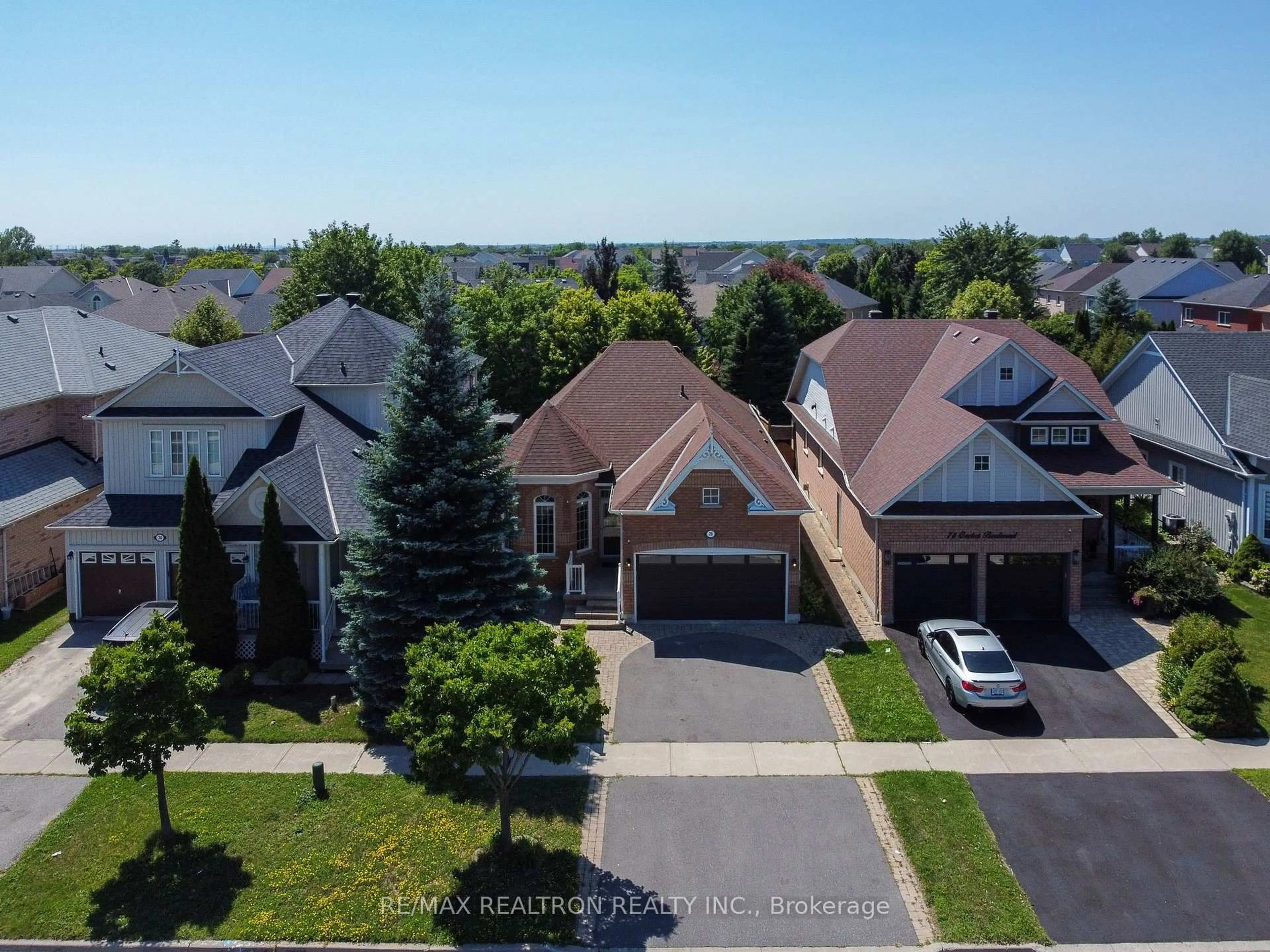 A pic from outside/outdoor area/front of a property/back of a property/a pic from drone, street for 76 Cachet Blvd, Whitby Ontario L1M 2C9