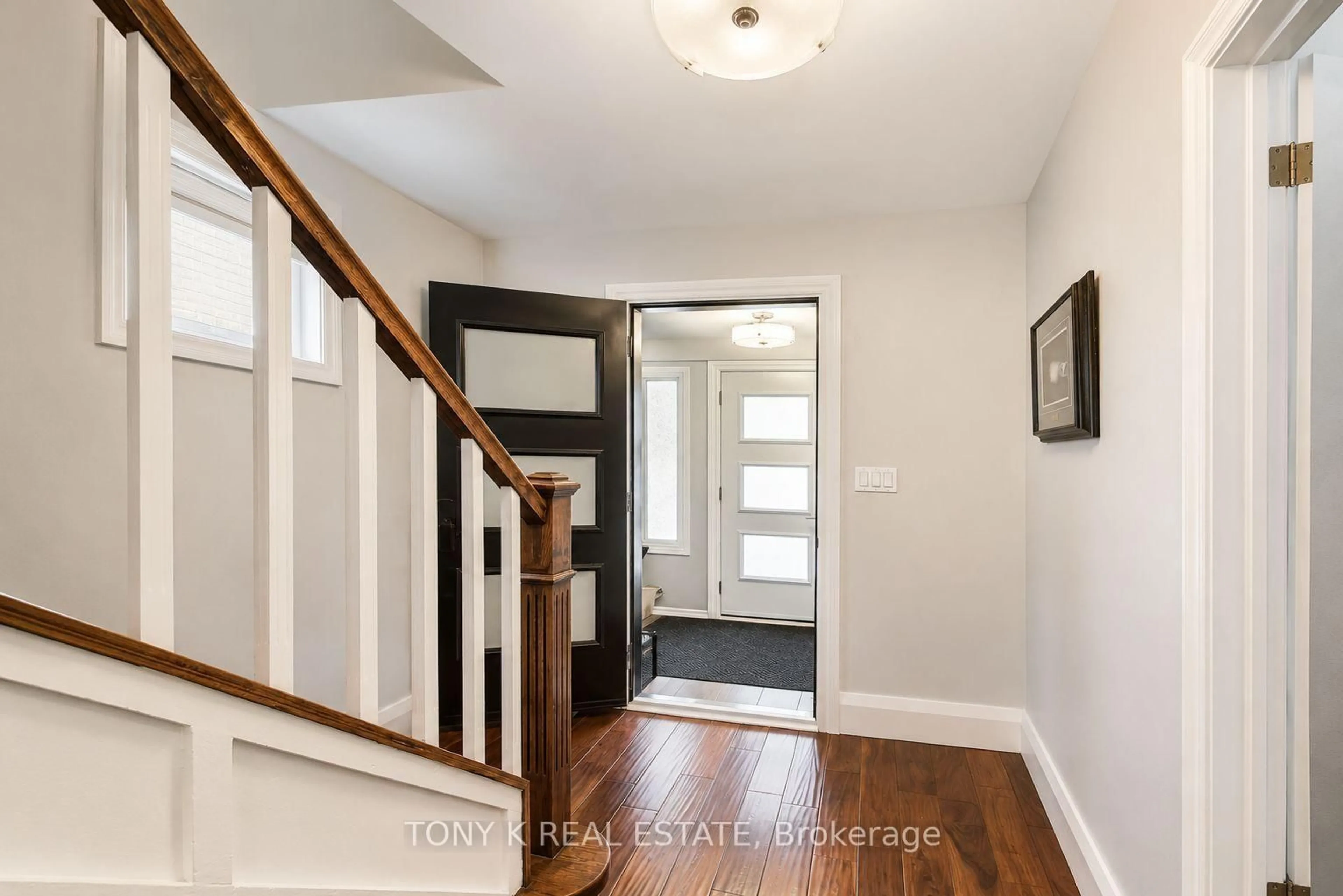 Indoor entryway for 111 Eastwood Ave, Toronto Ontario M1N 3H4