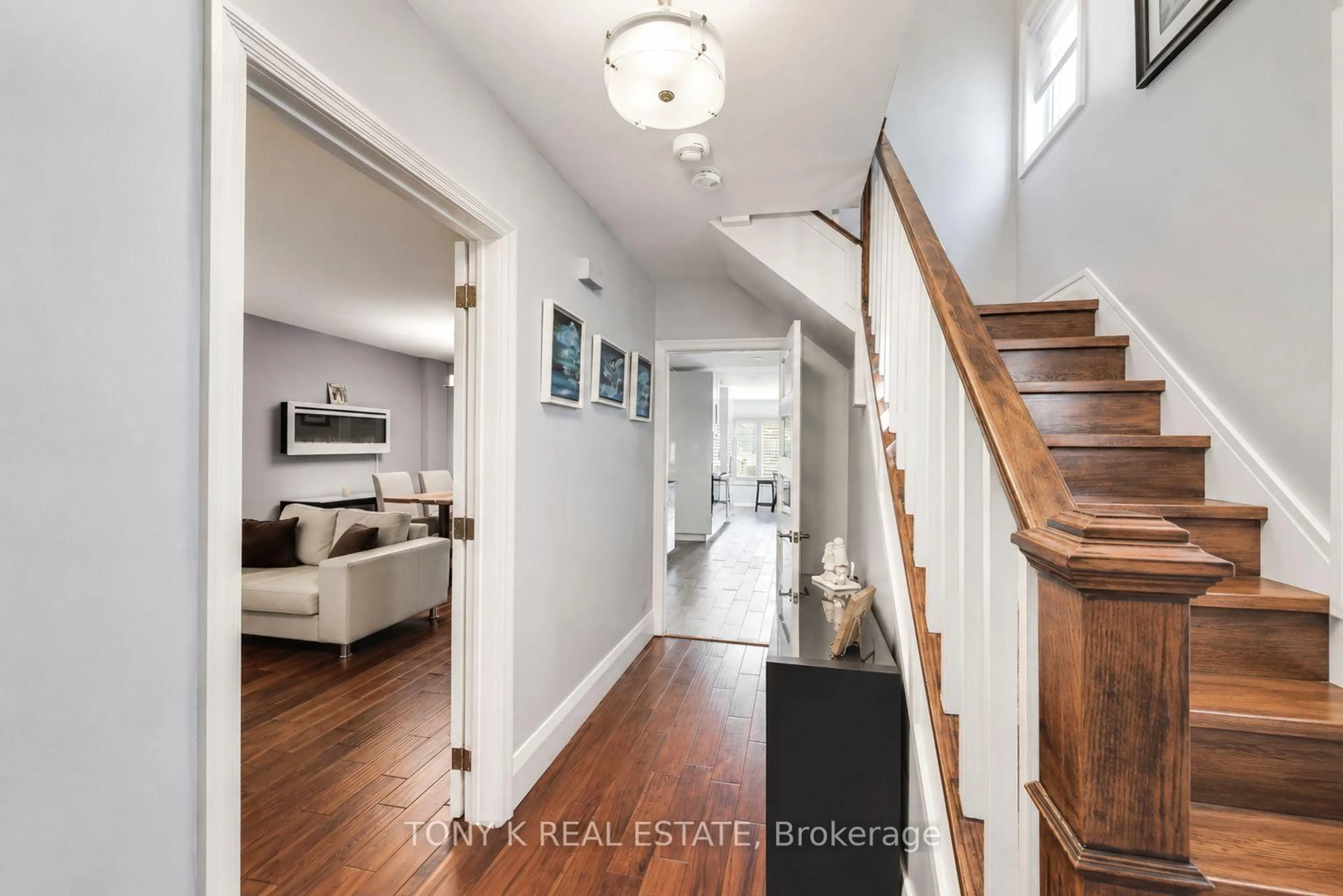 Indoor entryway for 111 Eastwood Ave, Toronto Ontario M1N 3H4
