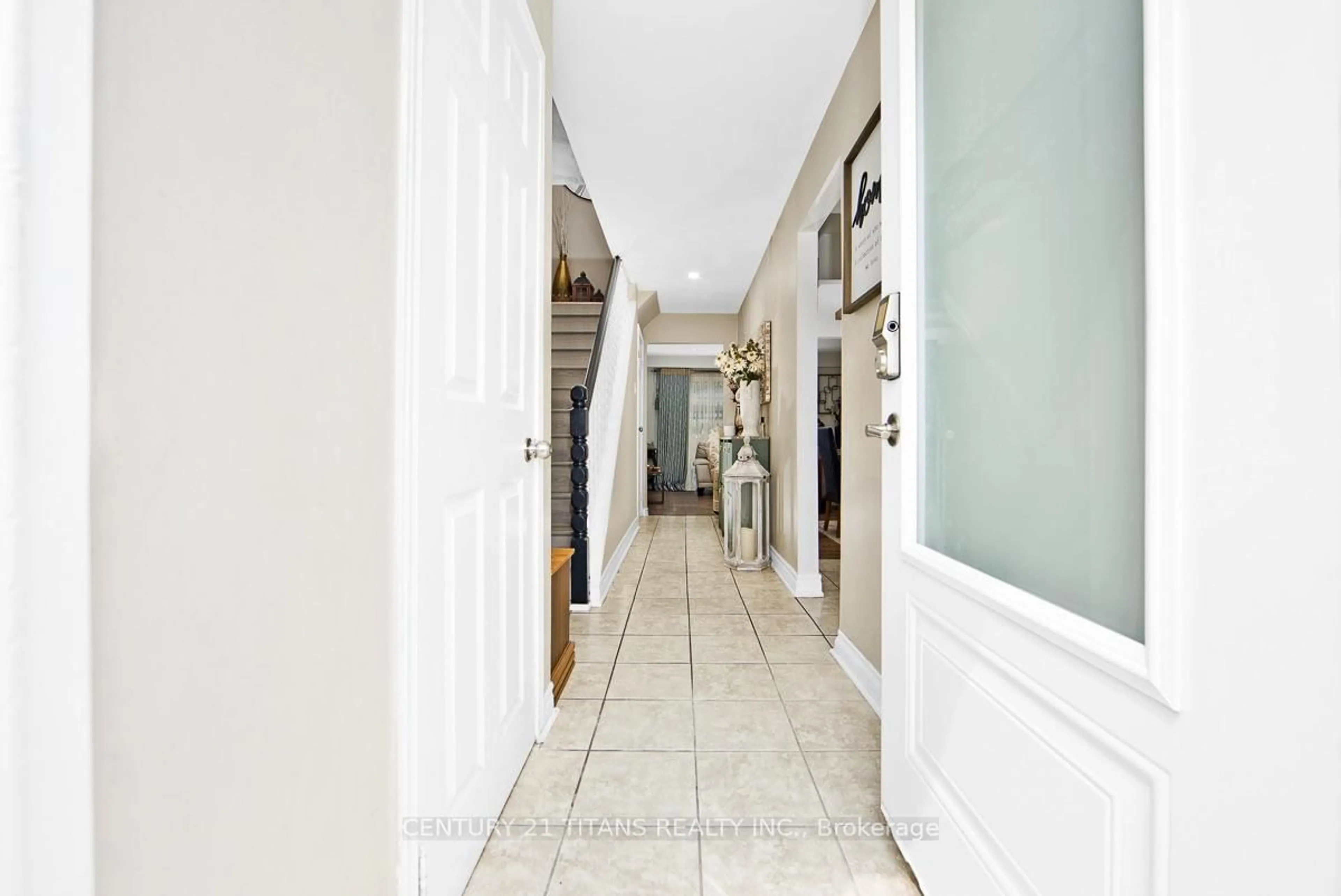 Indoor foyer for 22 Whiteleas Ave, Toronto Ontario M1B 1W7