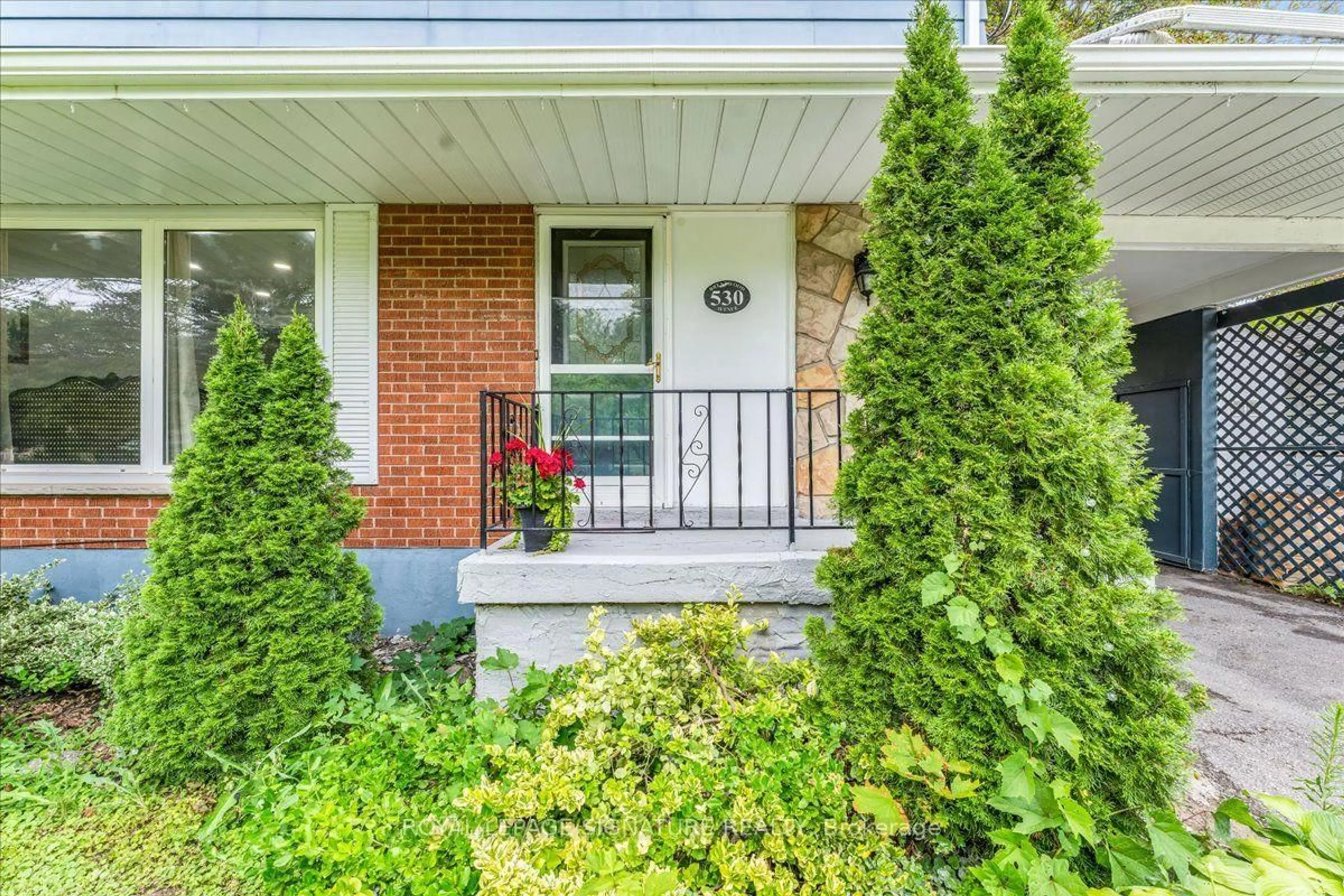 Home with brick exterior material, street for 530 Brentwood Ave, Oshawa Ontario L1G 2T1