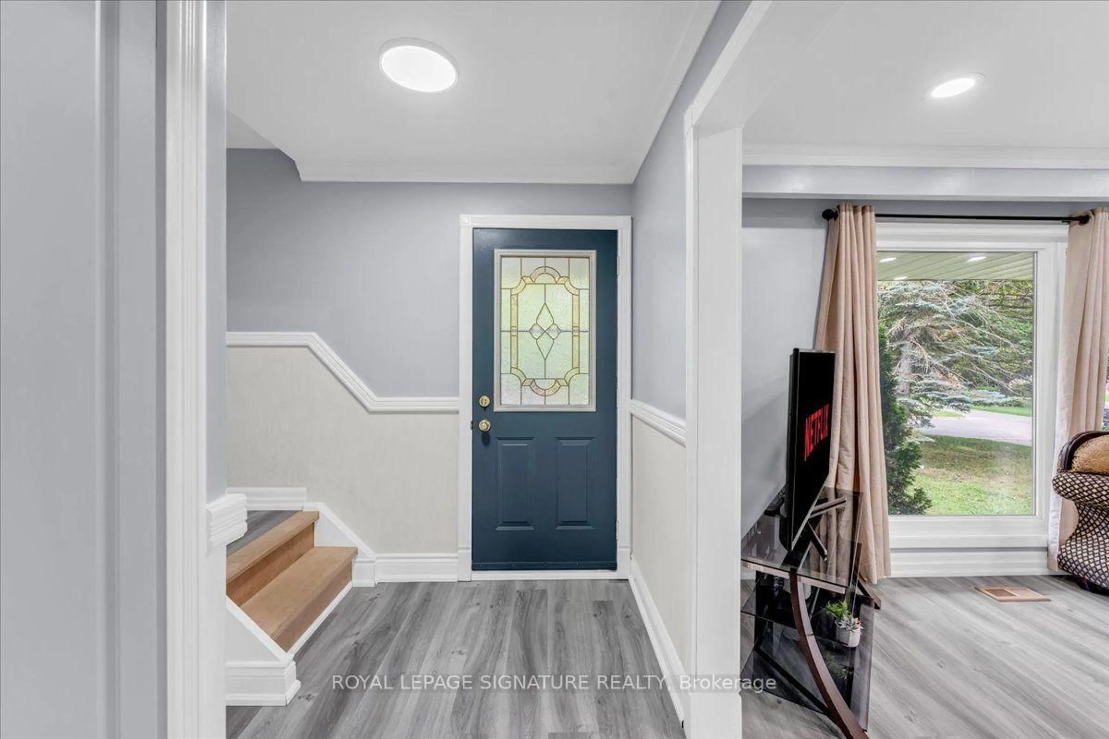 Indoor entryway for 530 Brentwood Ave, Oshawa Ontario L1G 2T1