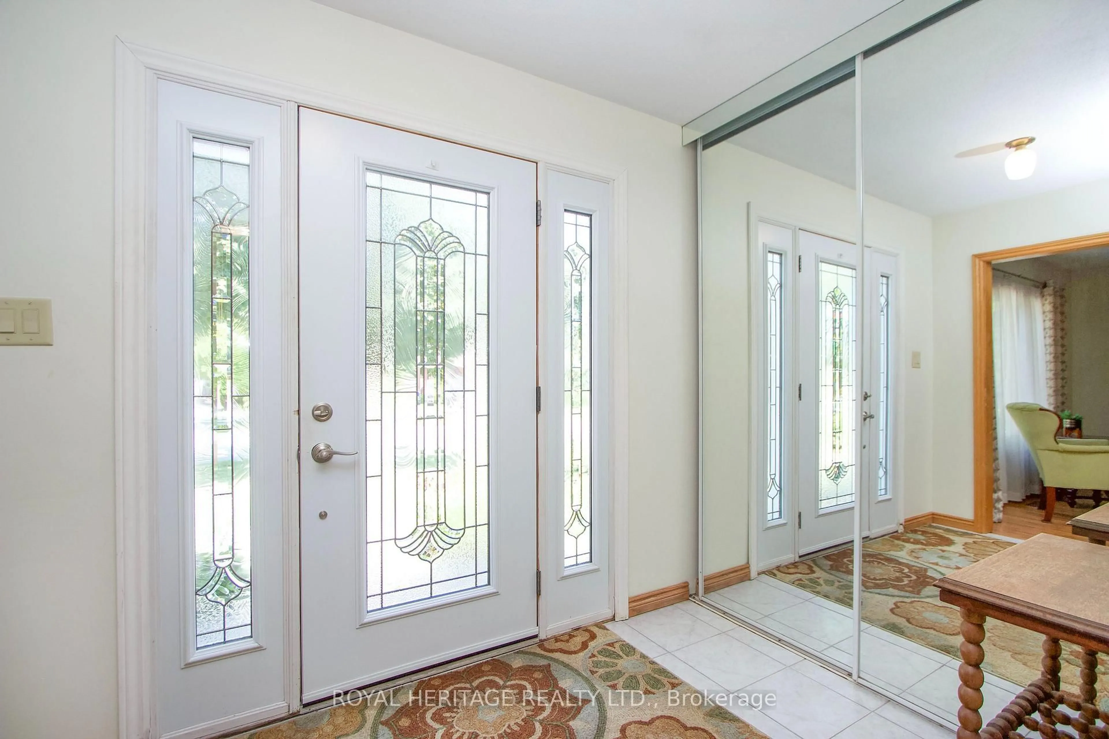Indoor entryway for 718 Annes St, Whitby Ontario L1N 6B2
