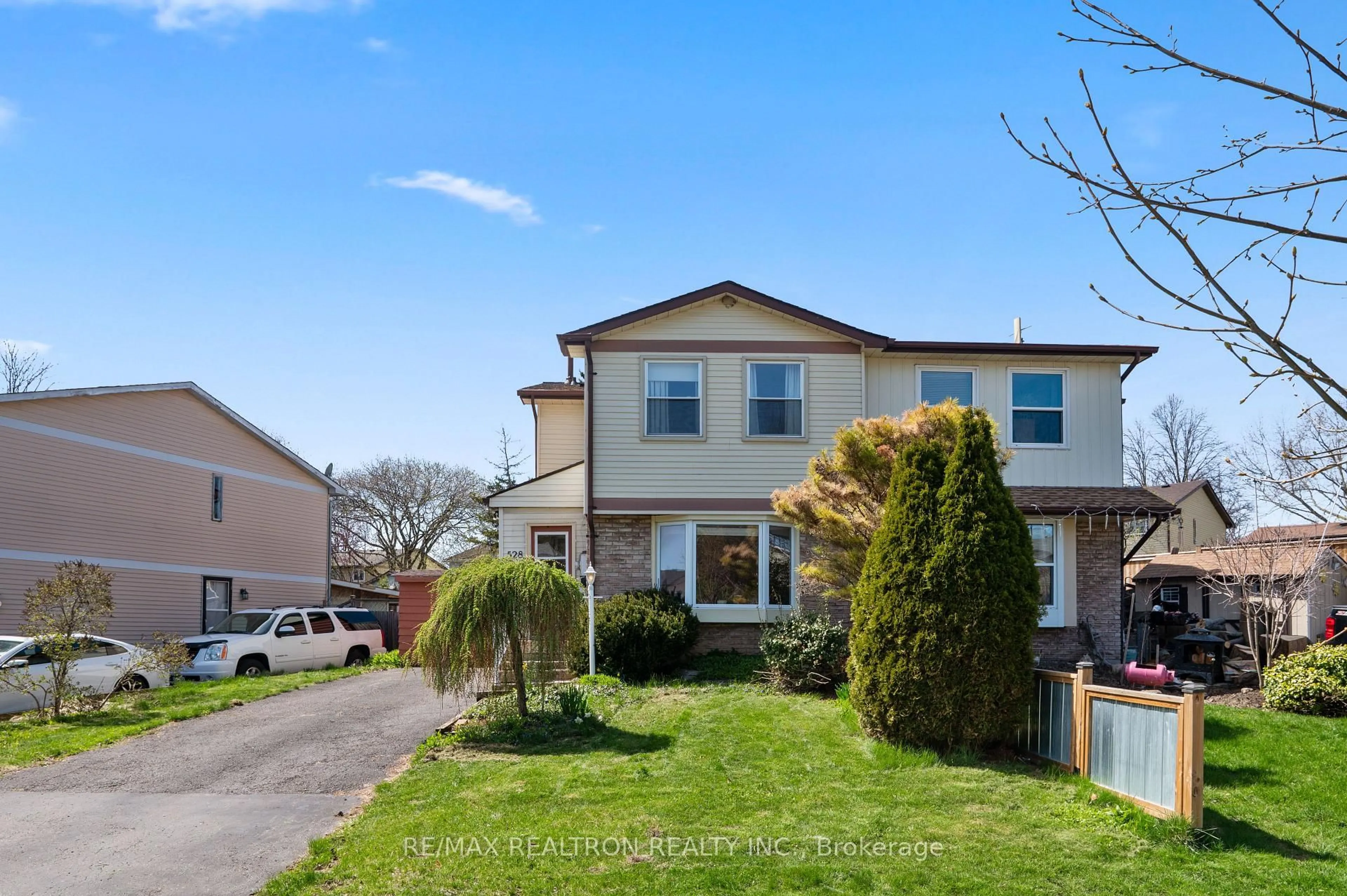 A pic from outside/outdoor area/front of a property/back of a property/a pic from drone, street for 528 Gaylord Dr, Oshawa Ontario L1K 1L5