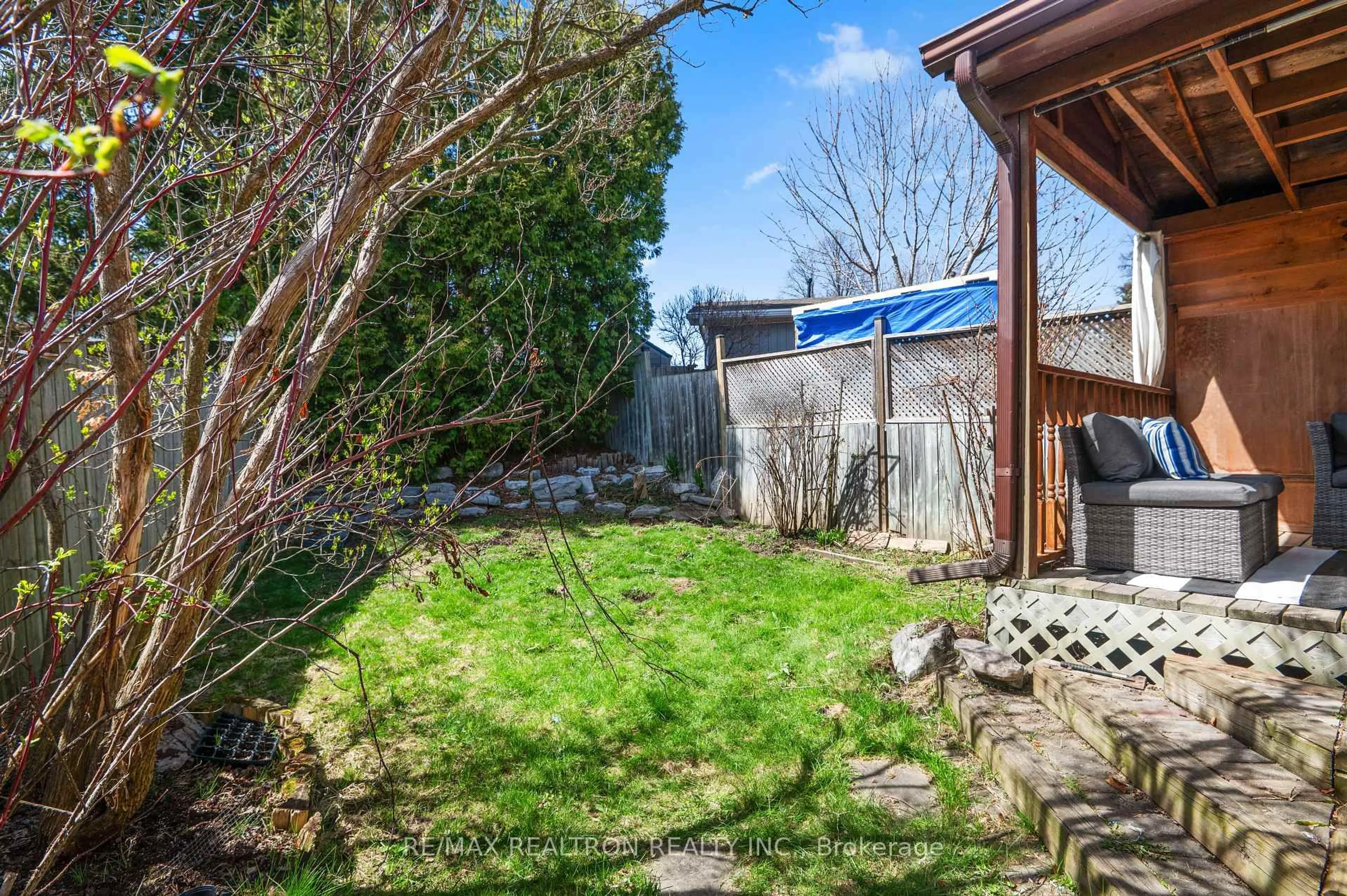 A pic from outside/outdoor area/front of a property/back of a property/a pic from drone, street for 528 Gaylord Dr, Oshawa Ontario L1K 1L5
