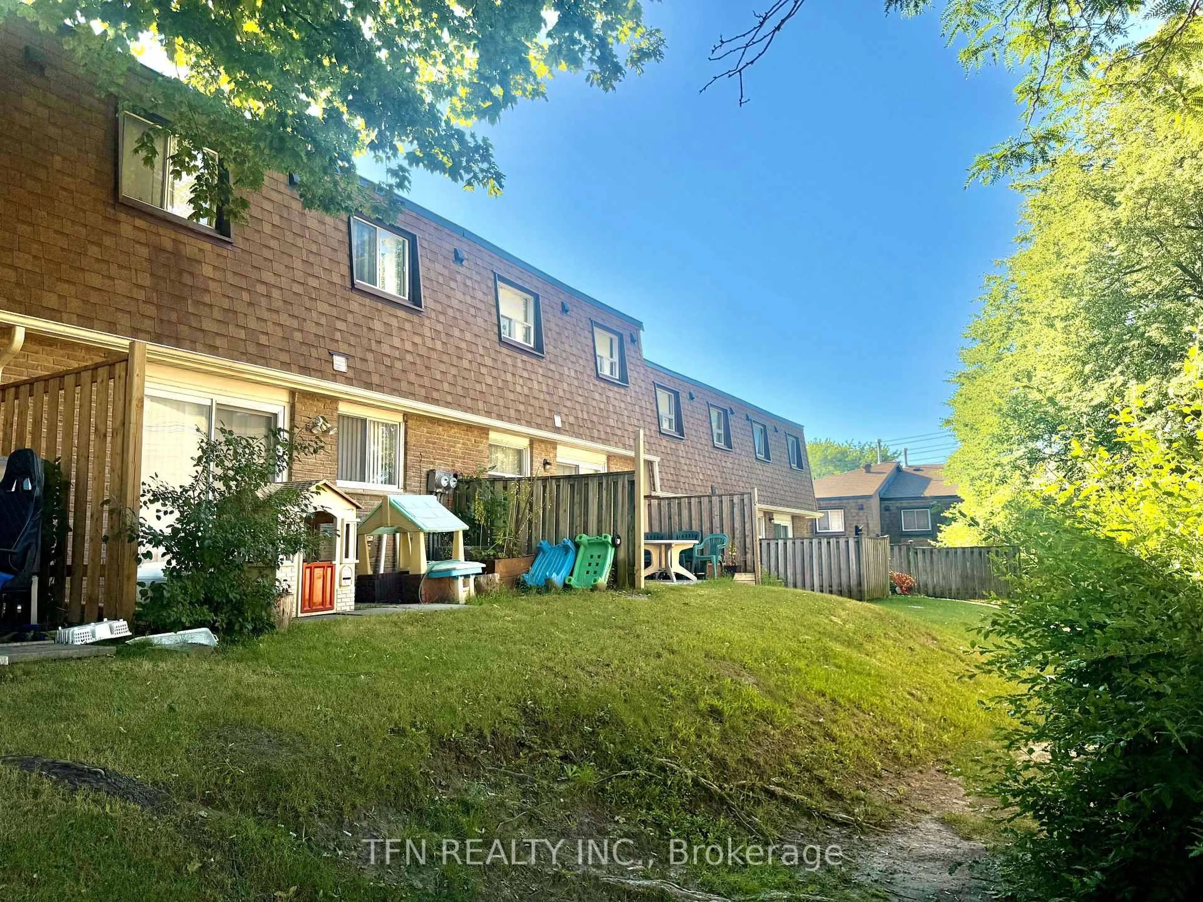 A pic from outside/outdoor area/front of a property/back of a property/a pic from drone, unknown for 121 L'amoreaux Dr #67, Toronto Ontario M1W 2J9
