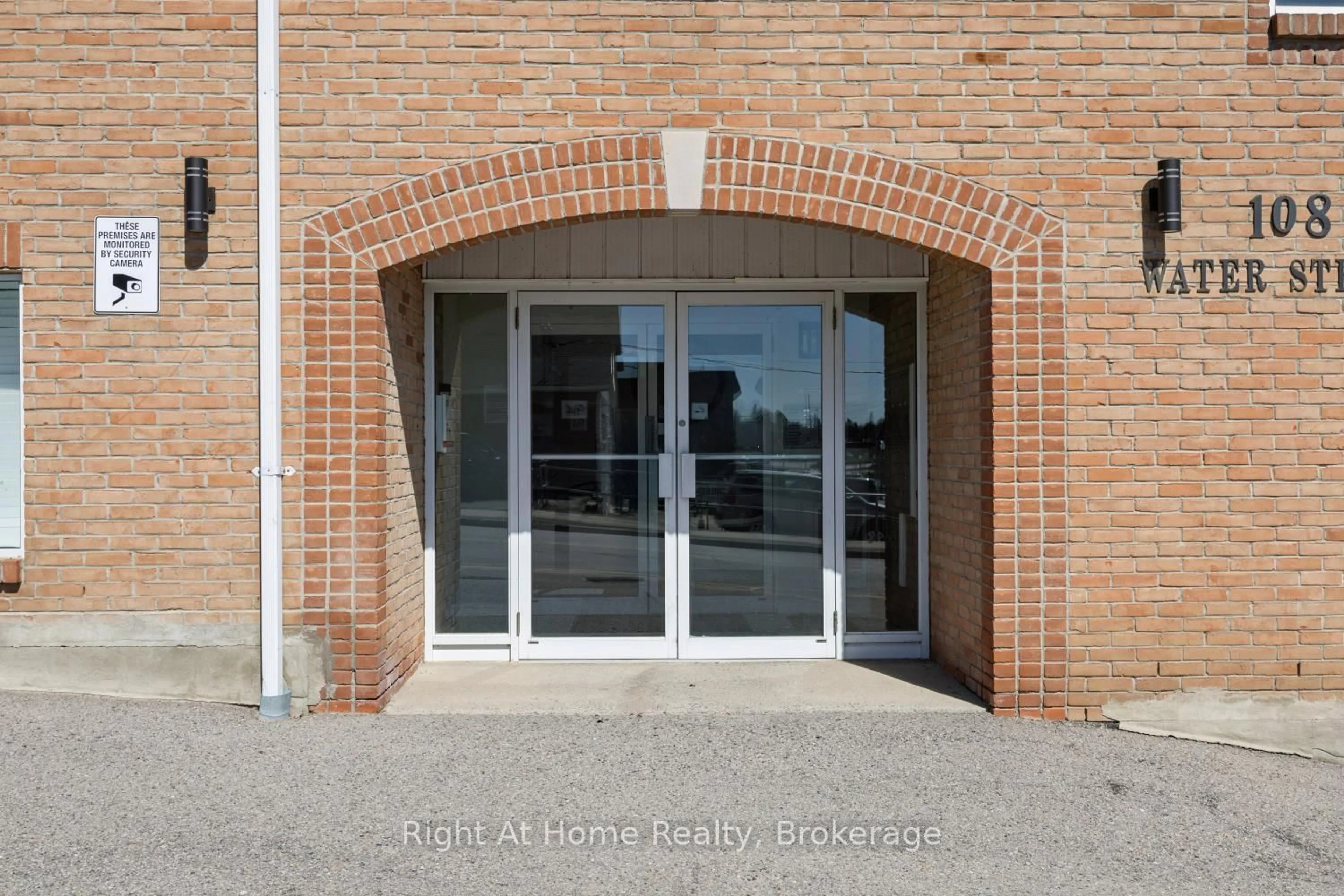 Indoor entryway for 108 Water St #301, Scugog Ontario L9L 1R2