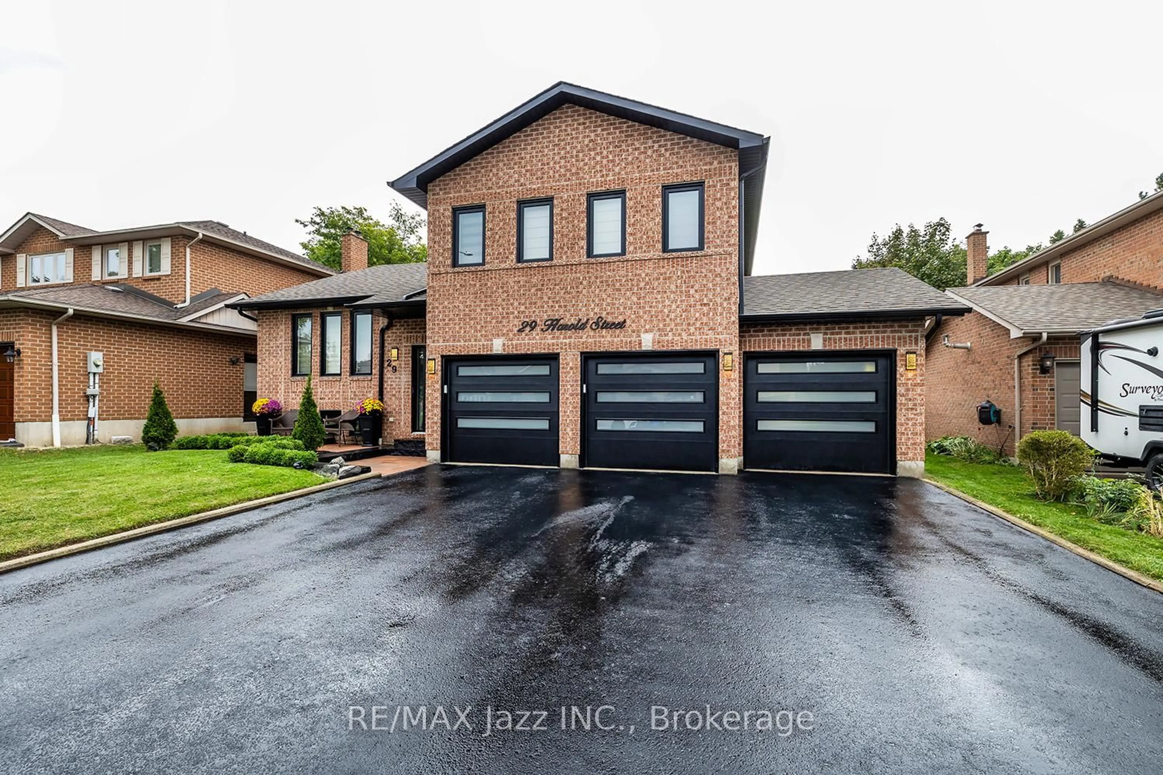 Home with brick exterior material, street for 29 Harold St, Whitby Ontario L1N 8Z7