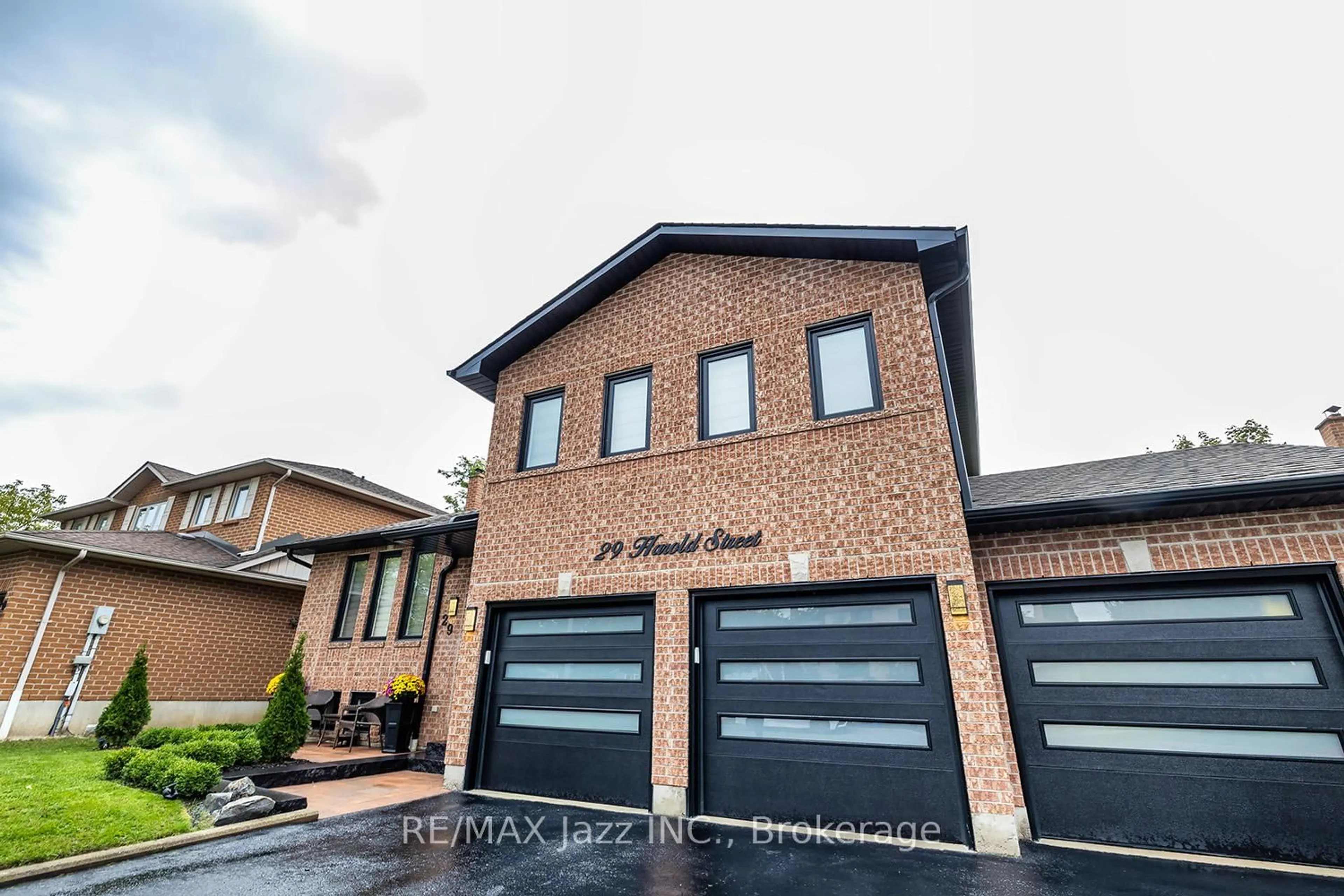Home with brick exterior material, street for 29 Harold St, Whitby Ontario L1N 8Z7