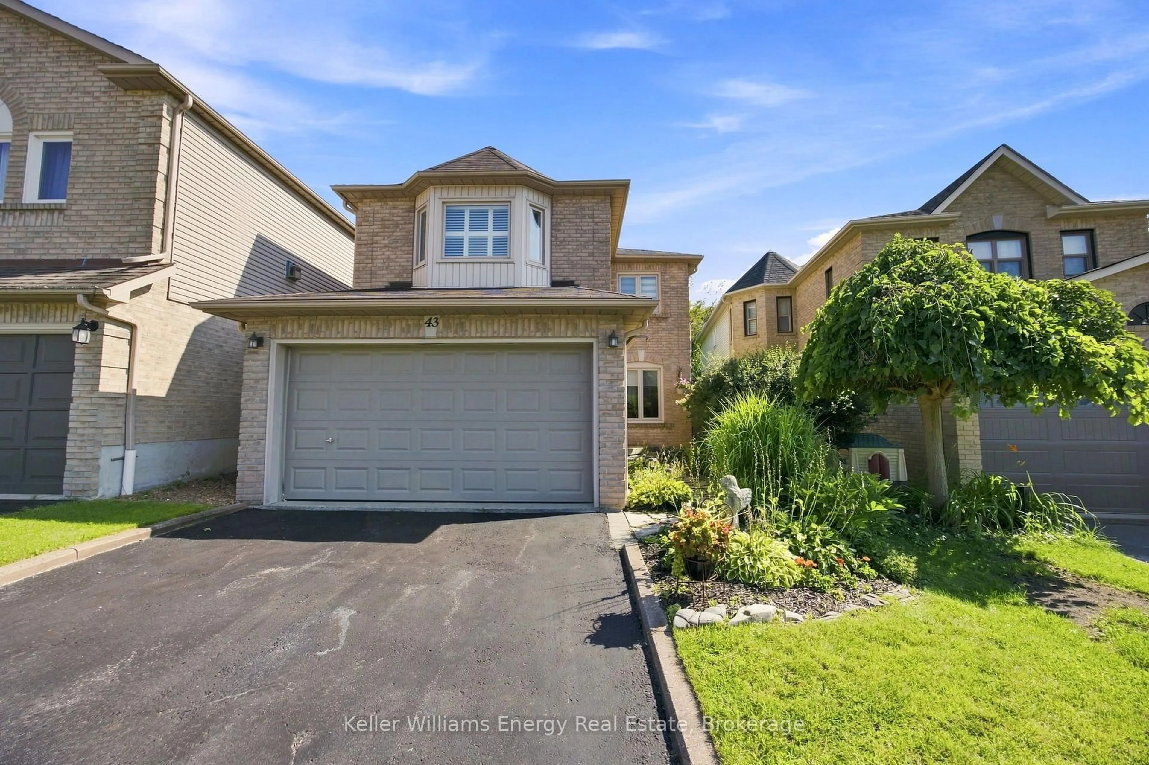 A pic from outside/outdoor area/front of a property/back of a property/a pic from drone, street for 43 Knotty Pine Dr, Whitby Ontario L1R 2H2