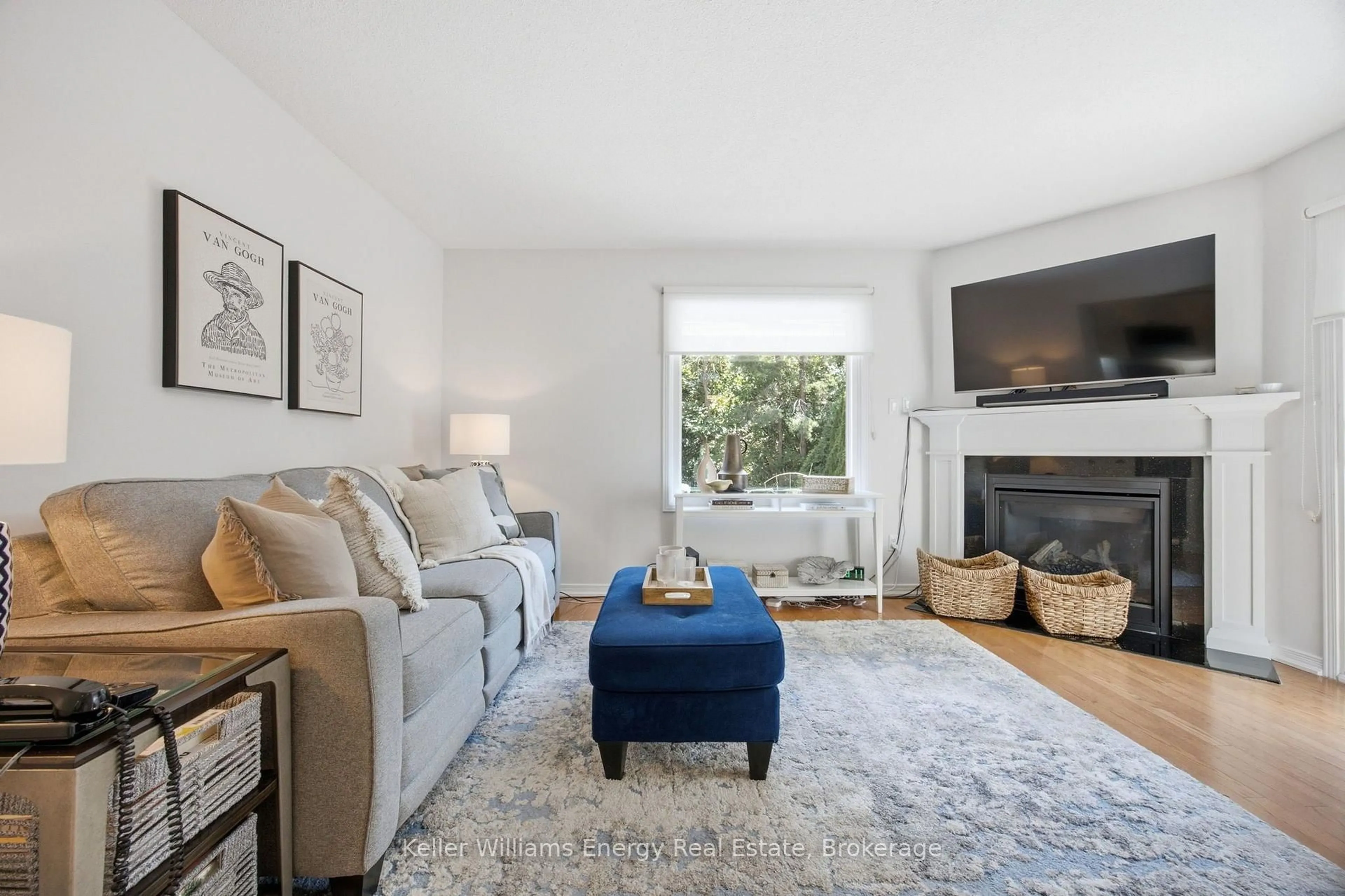 Living room with furniture, unknown for 43 Knotty Pine Dr, Whitby Ontario L1R 2H2