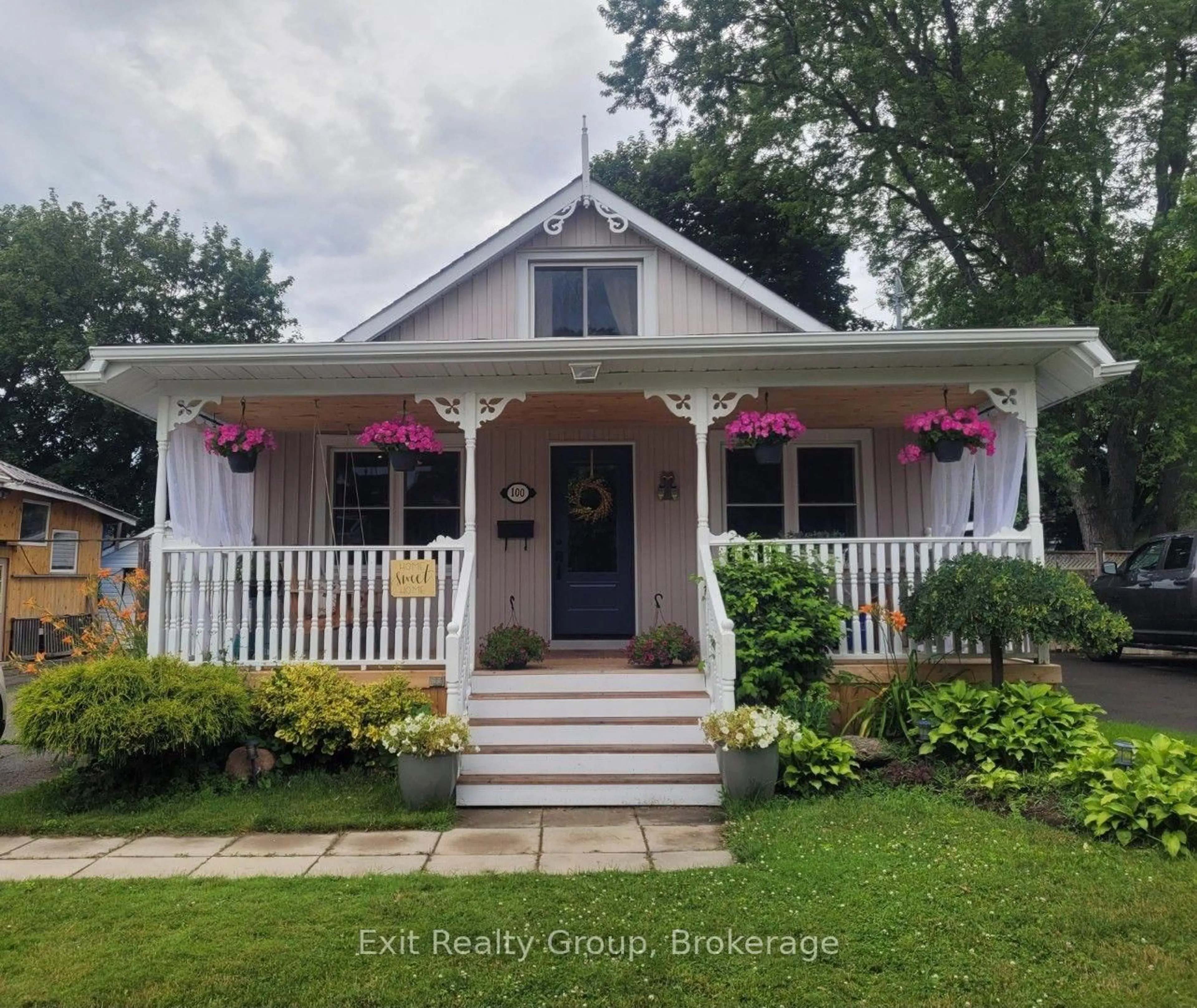 Home with vinyl exterior material, street for 100 Arlington Ave, Oshawa Ontario L1G 2N6