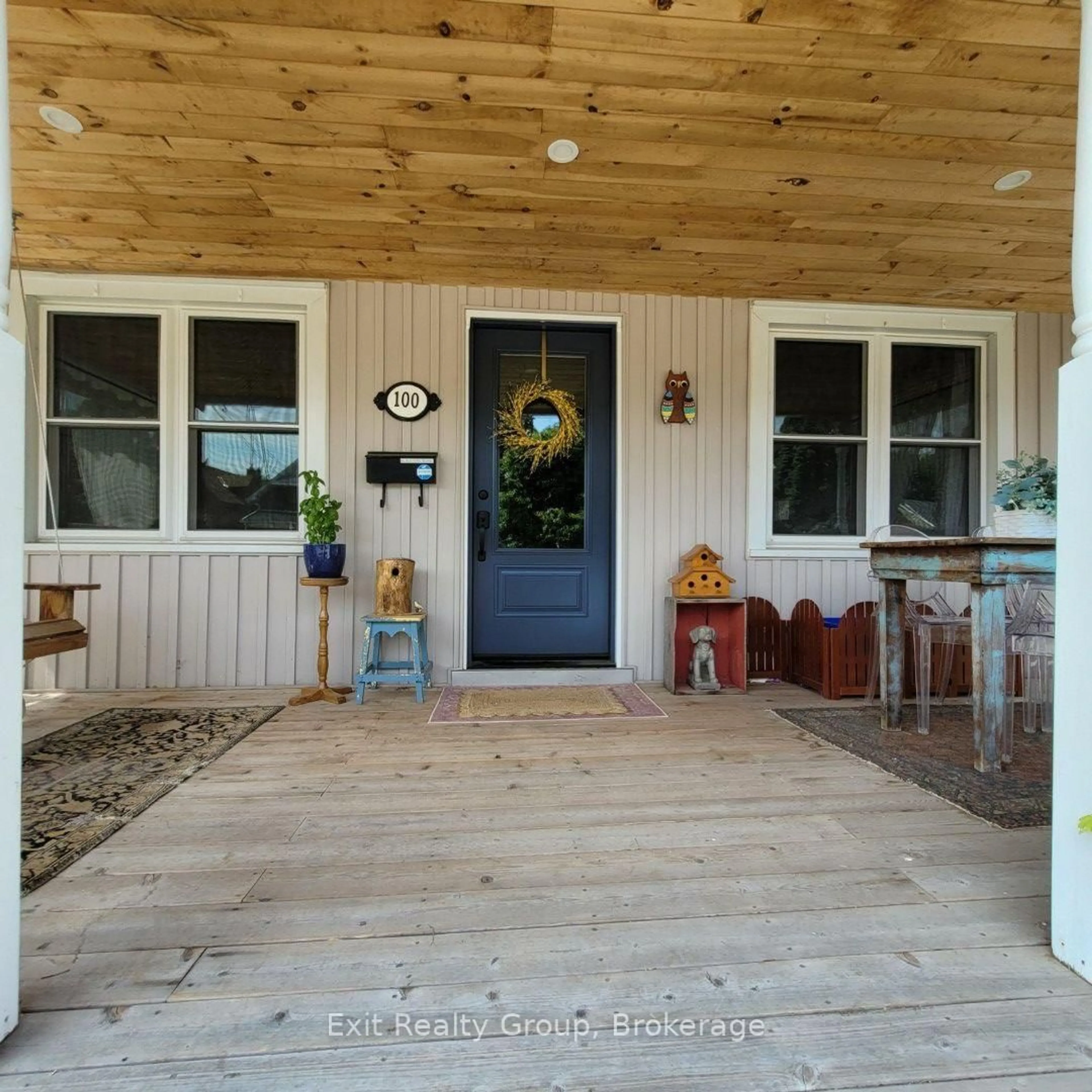 Indoor entryway for 100 Arlington Ave, Oshawa Ontario L1G 2N6