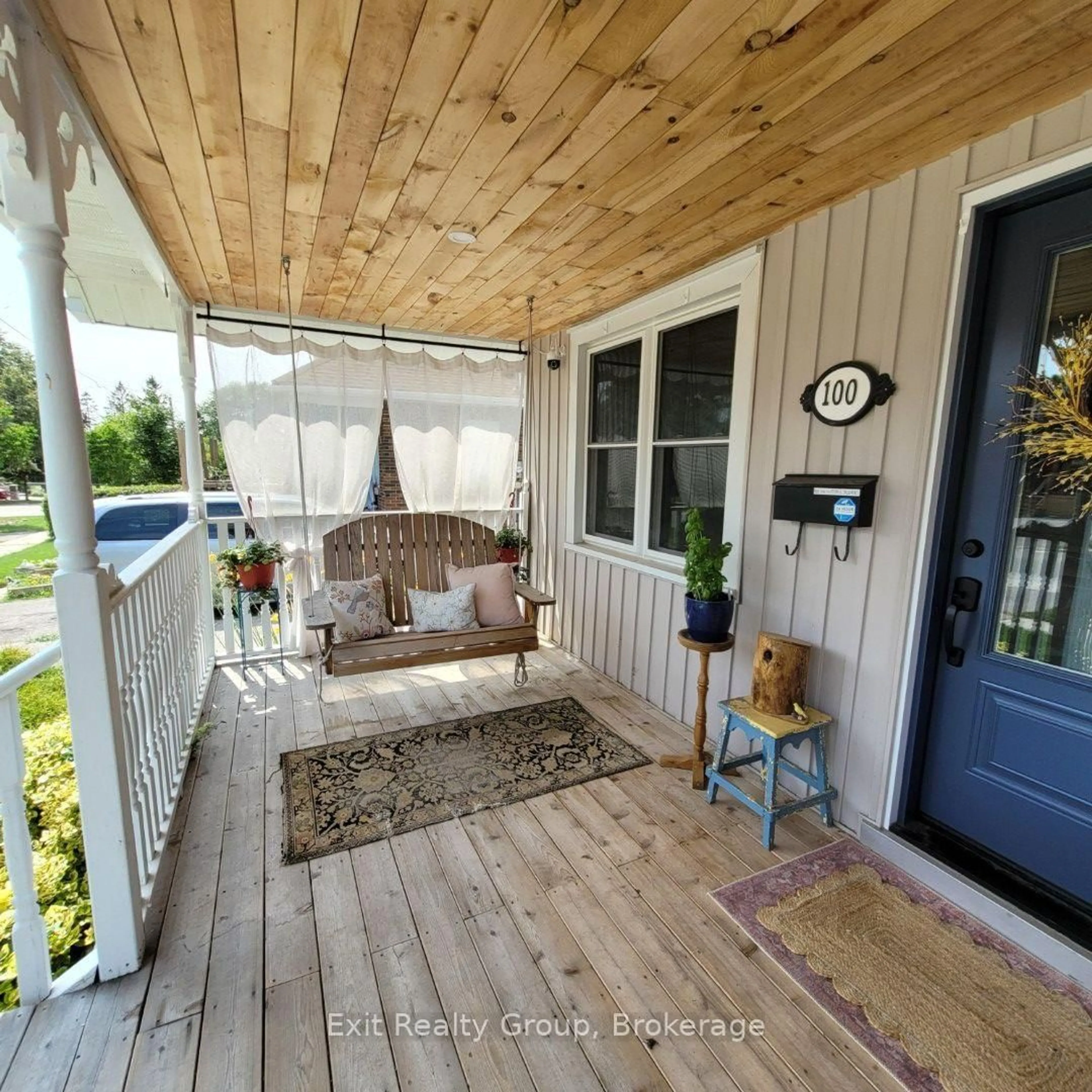 Indoor entryway for 100 Arlington Ave, Oshawa Ontario L1G 2N6