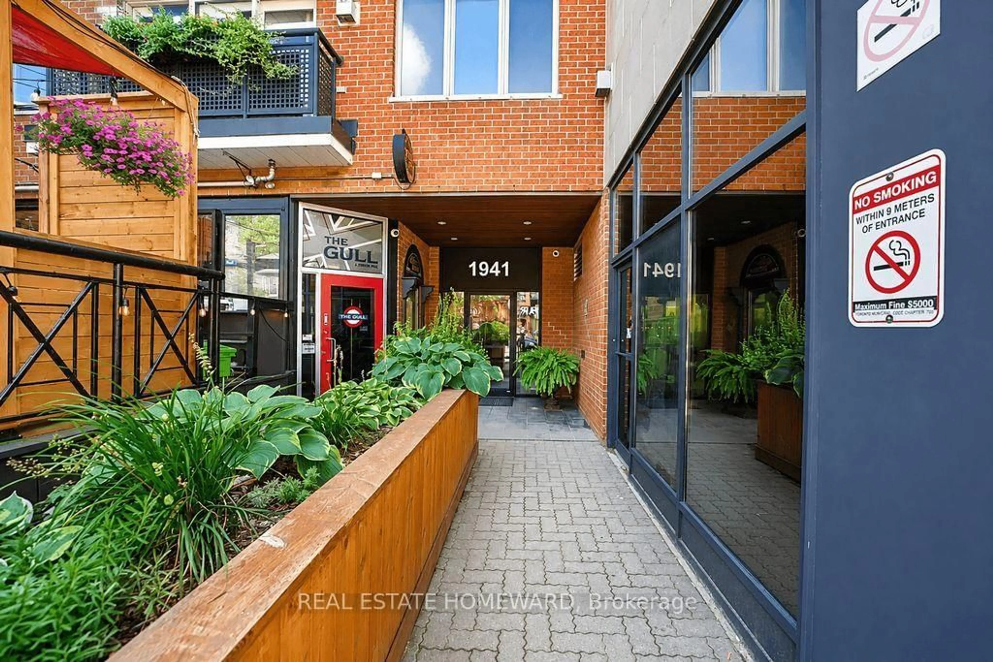 Patio, street for 1941 Queen St #304, Toronto Ontario M4L 1H7