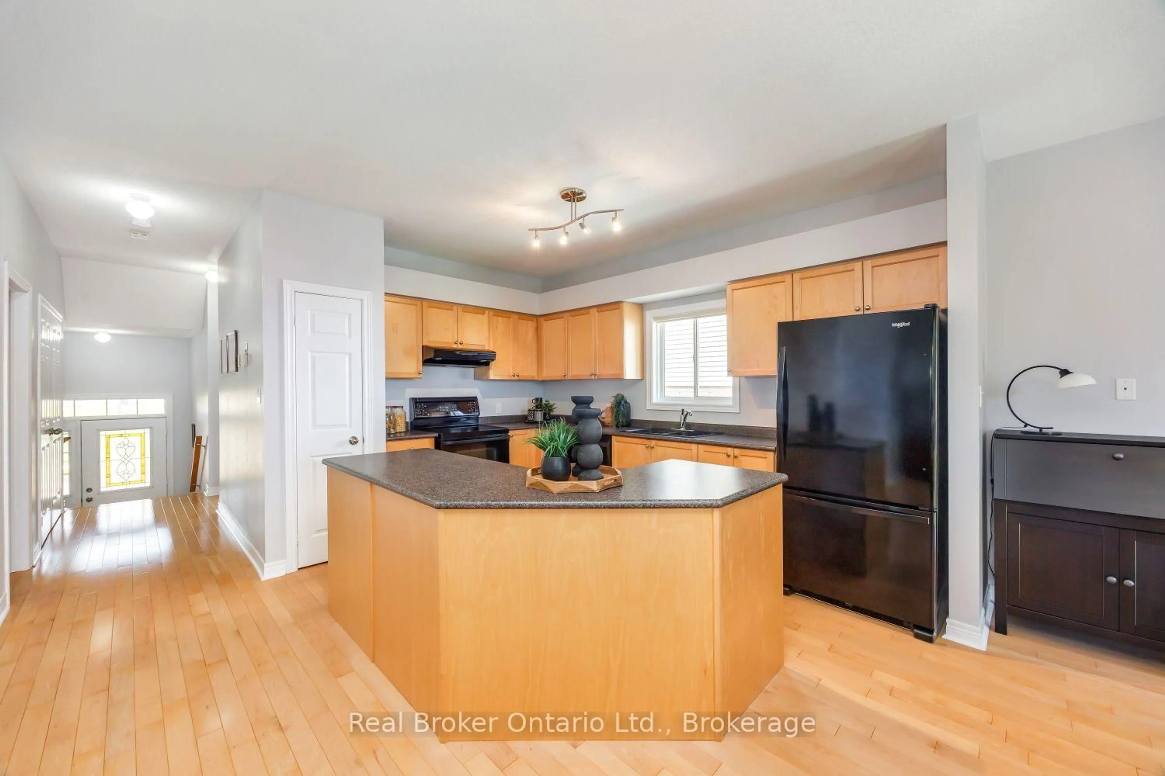 Open concept kitchen, wood/laminate floor for 35 Argent St, Clarington Ontario L1C 5K8