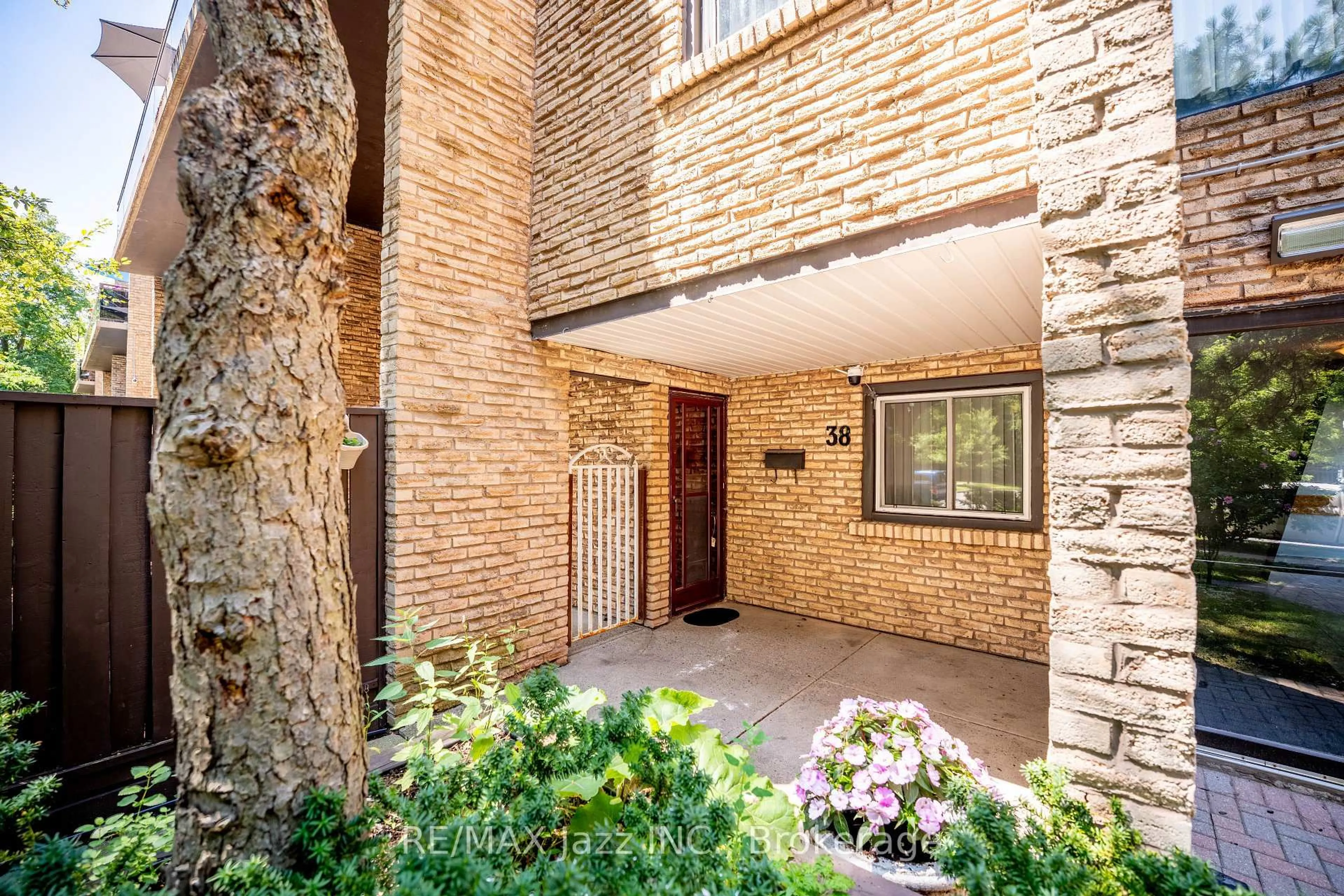 Home with brick exterior material, street for 120 Ling Rd #38, Toronto Ontario M1E 4V9