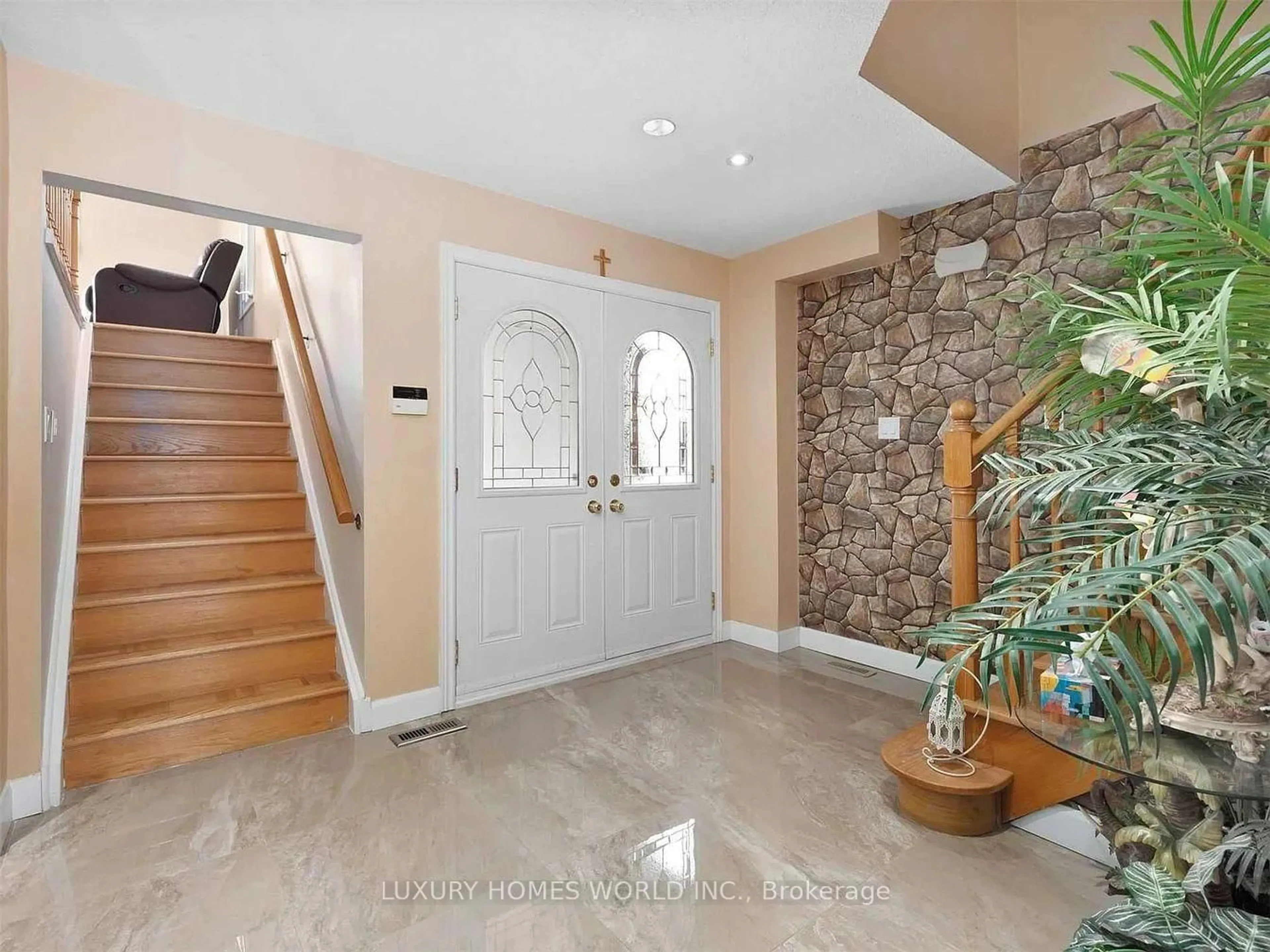 Indoor entryway for 84 Morningview Tr, Toronto Ontario M1B 5B1