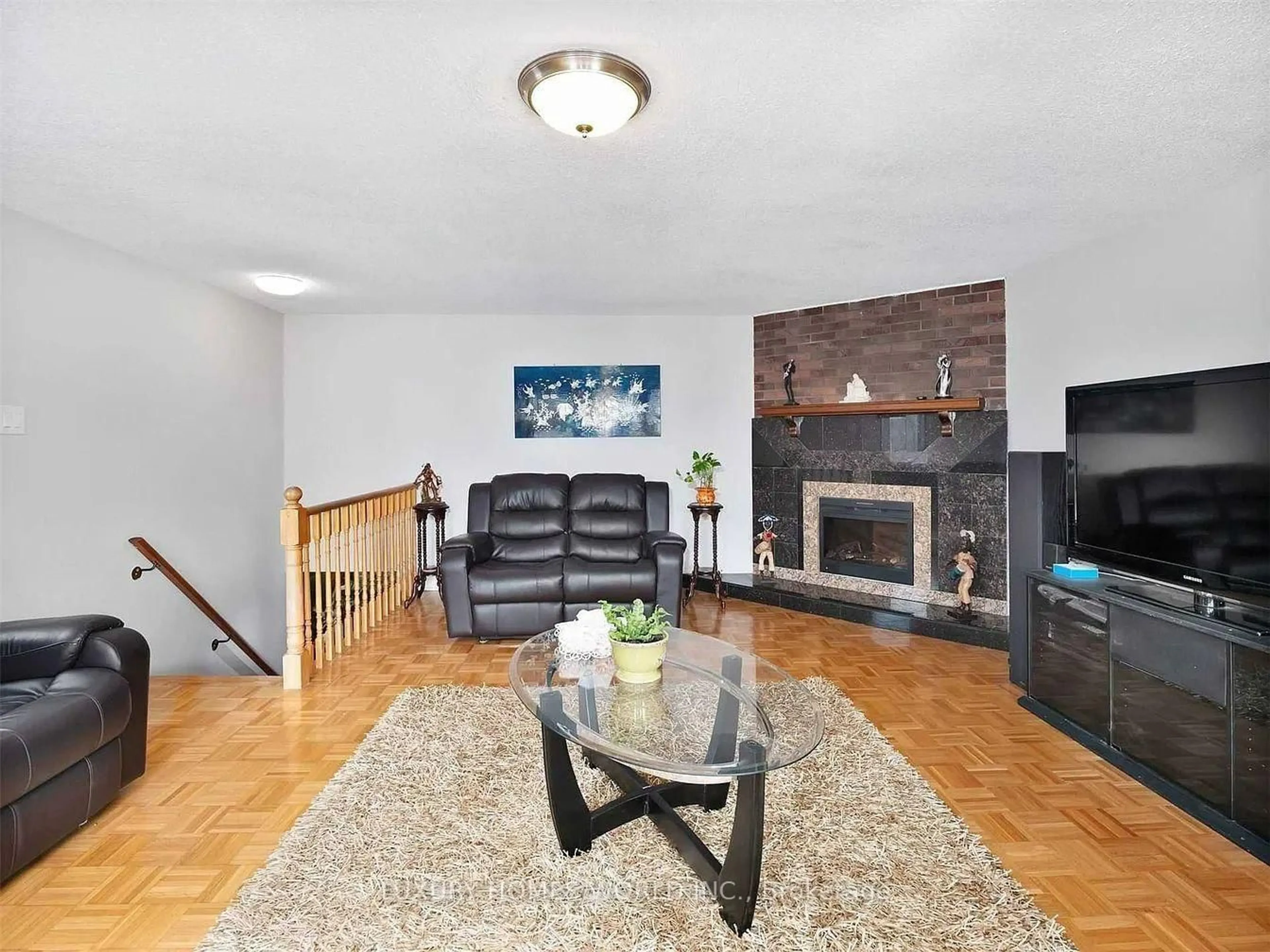 Living room with furniture, wood/laminate floor for 84 Morningview Tr, Toronto Ontario M1B 5B1