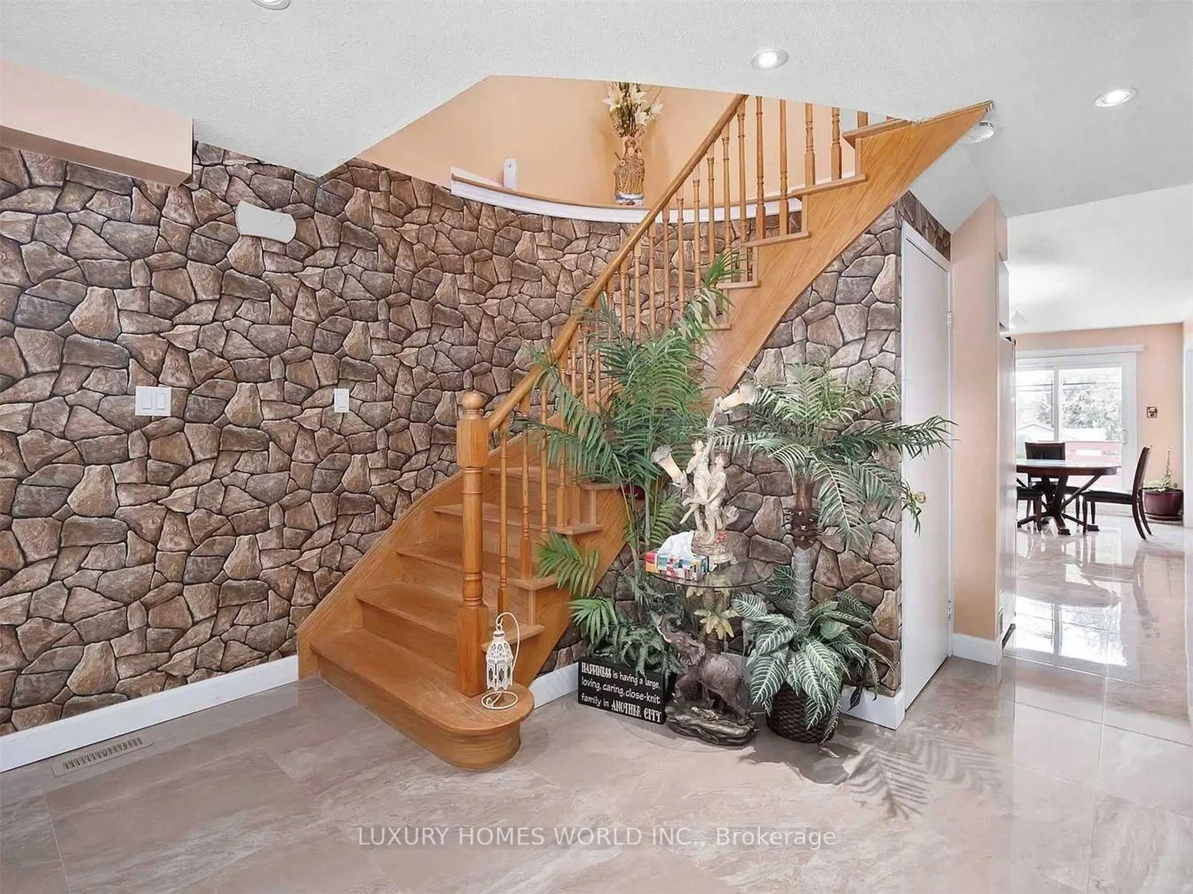 Indoor entryway for 84 Morningview Tr, Toronto Ontario M1B 5B1