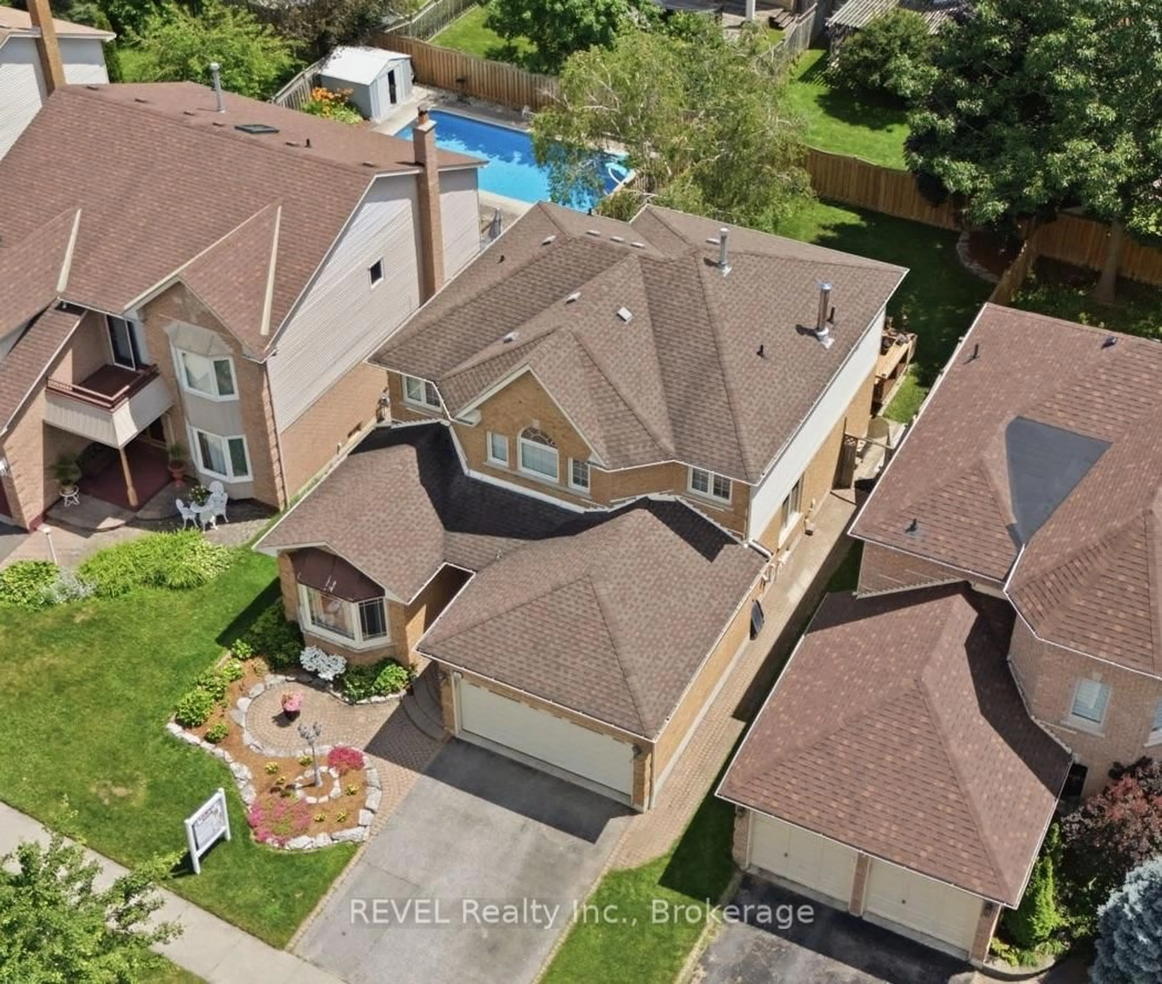 A pic from outside/outdoor area/front of a property/back of a property/a pic from drone, street for 29 Stratton Cres, Whitby Ontario L1R 1V4