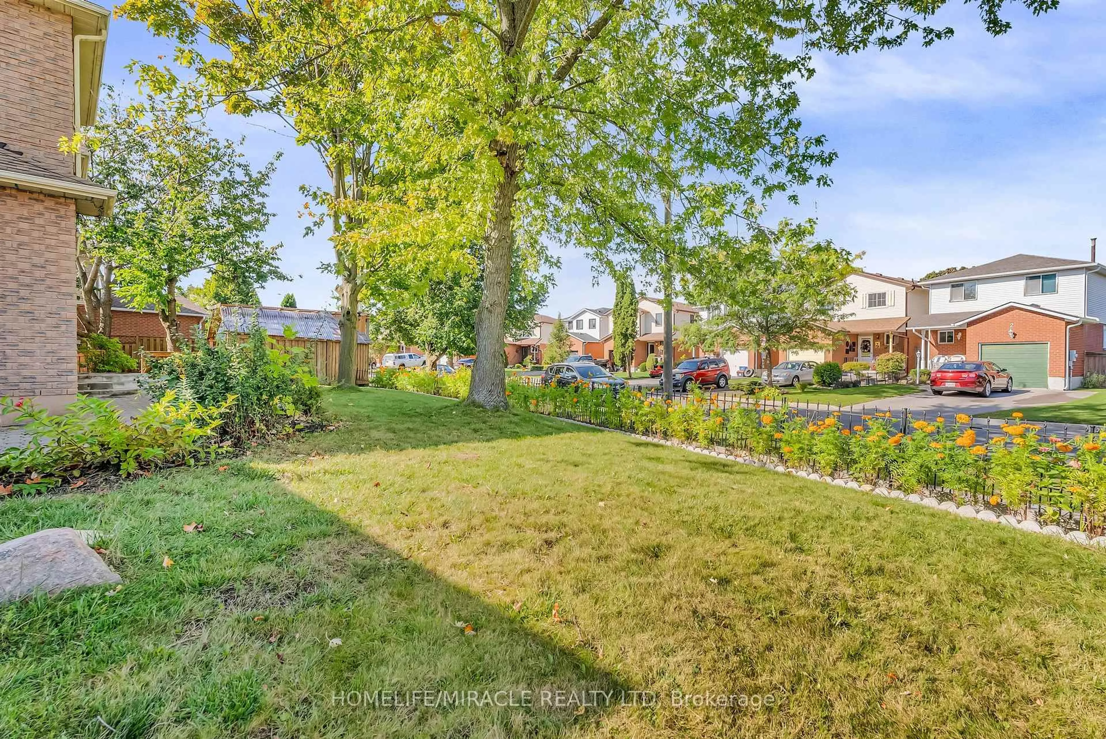 Patio, street for 1 Beechnut Cres, Clarington Ontario L1E 1Y5