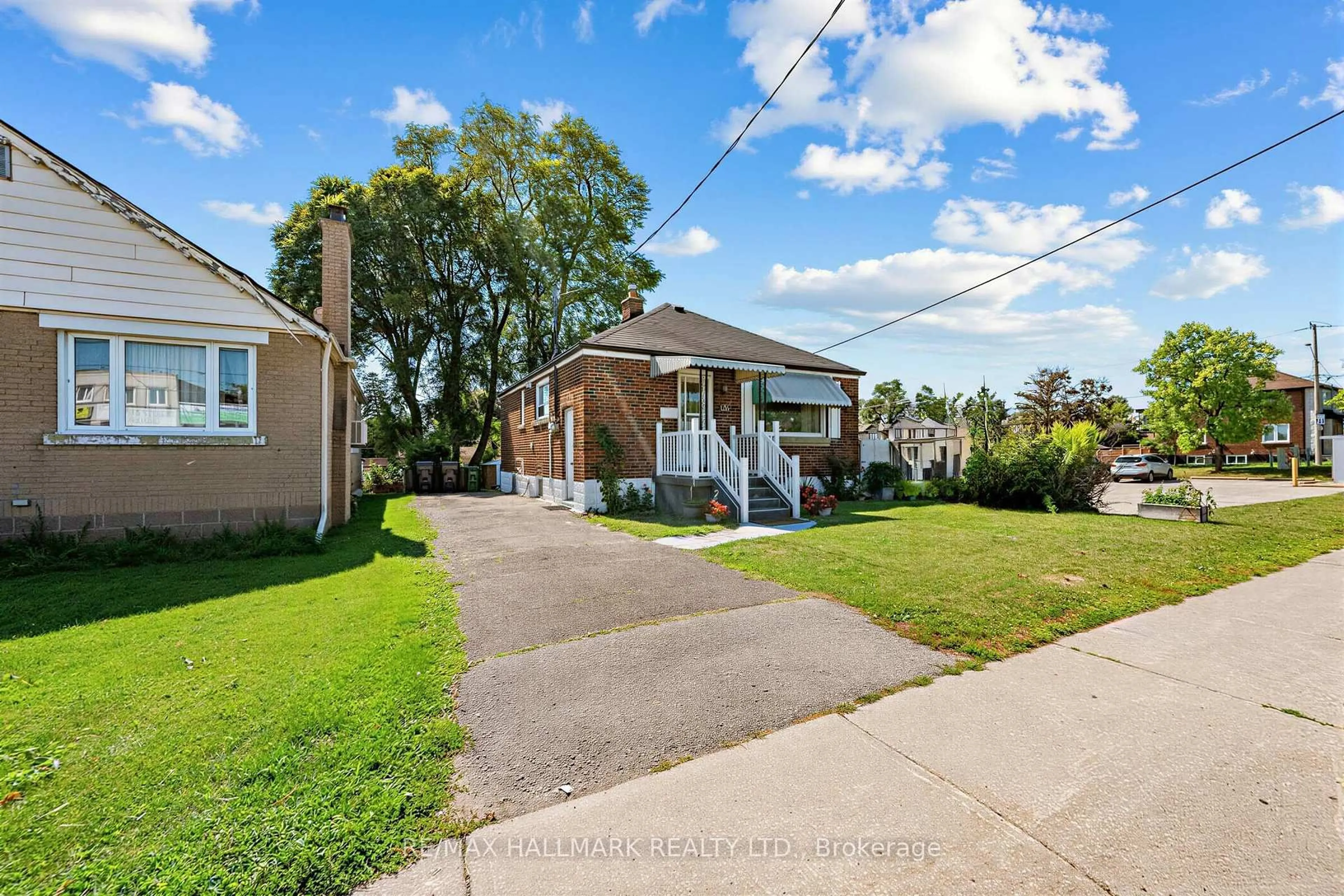 A pic from outside/outdoor area/front of a property/back of a property/a pic from drone, street for 1216 Victoria Park Ave, Toronto Ontario M4B 2K7