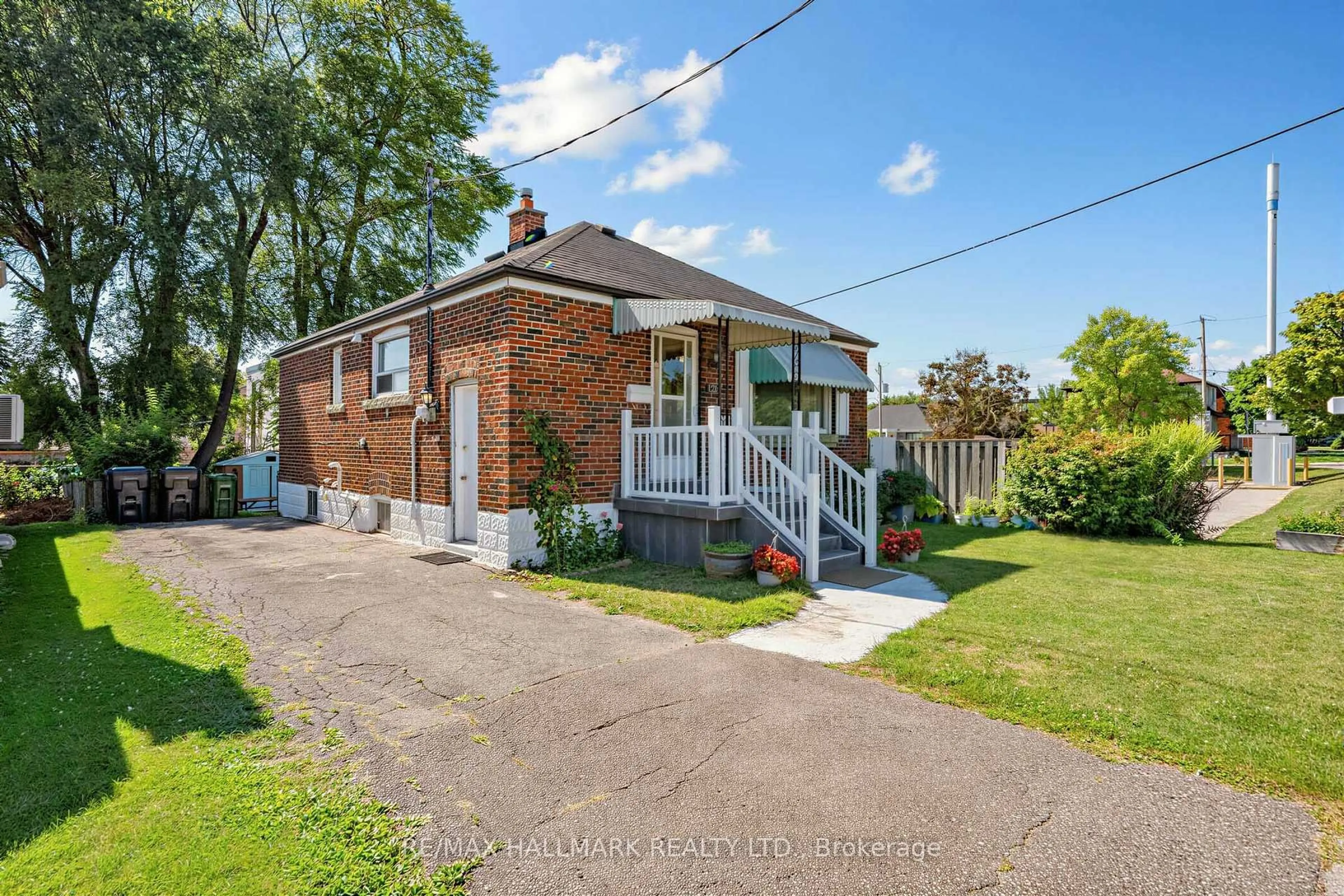A pic from outside/outdoor area/front of a property/back of a property/a pic from drone, street for 1216 Victoria Park Ave, Toronto Ontario M4B 2K7