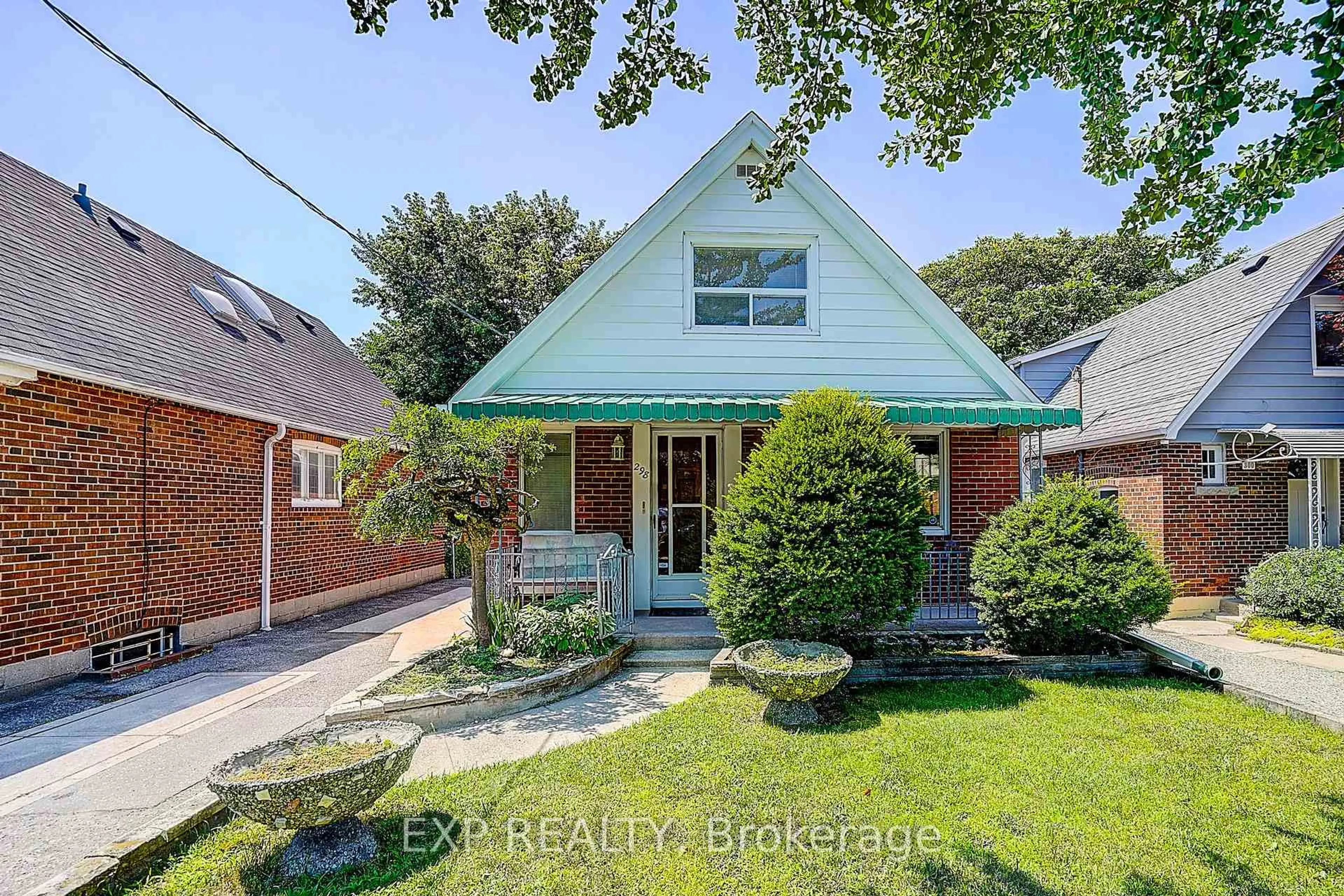 A pic from outside/outdoor area/front of a property/back of a property/a pic from drone, street for 298 Glebemount Ave, Toronto Ontario M4C 3V3