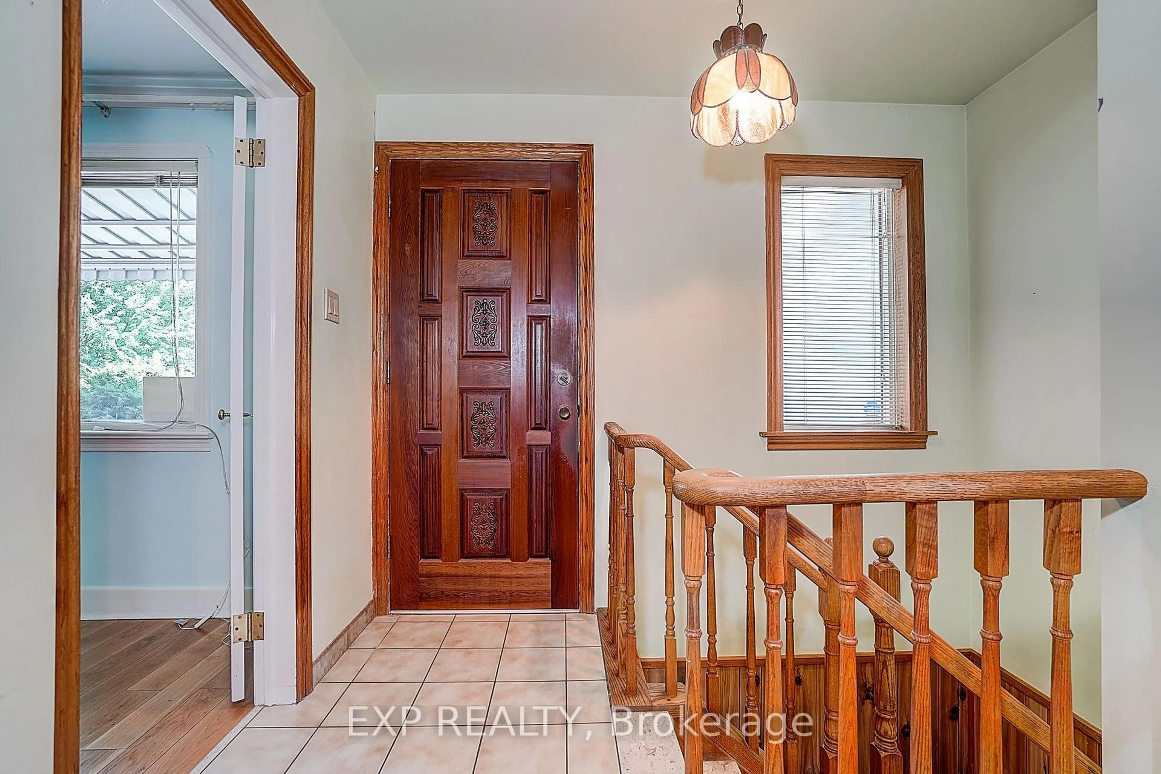 Indoor entryway for 298 Glebemount Ave, Toronto Ontario M4C 3V3